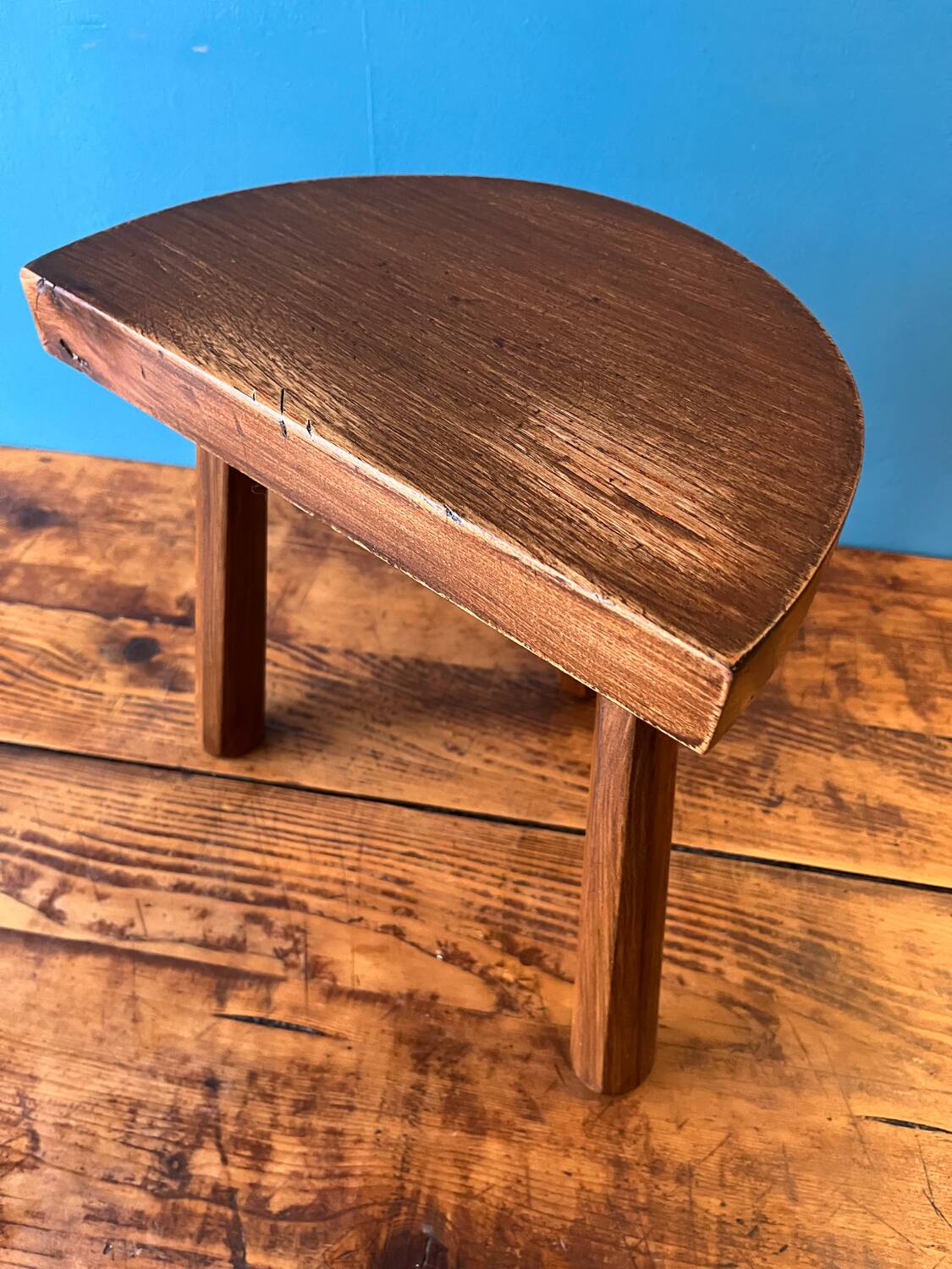 Tabouret tripode en orme