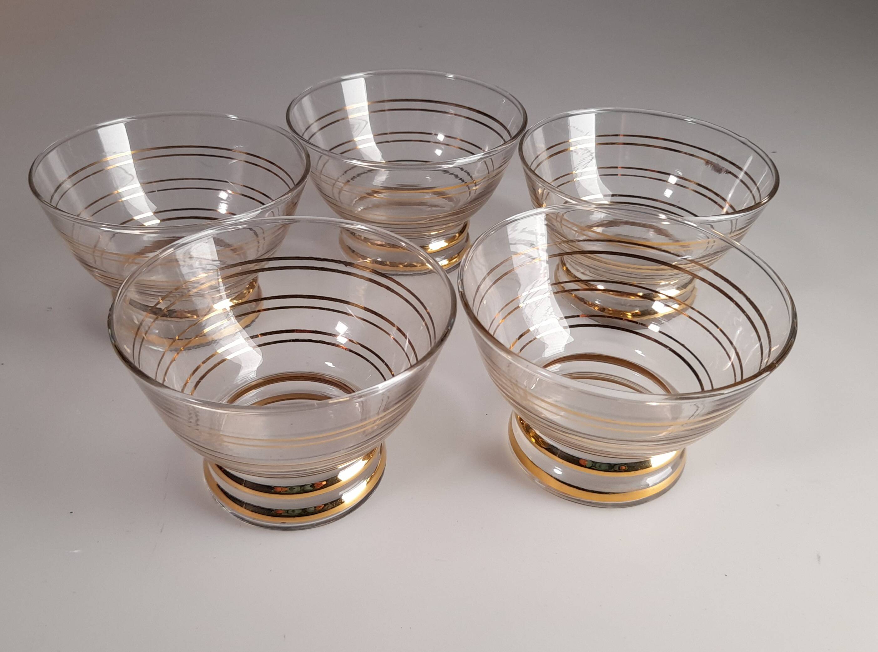 Ensemble de 5 coupes à champagne années 50 à liseret doré