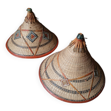 2 chapeaux africains anciens