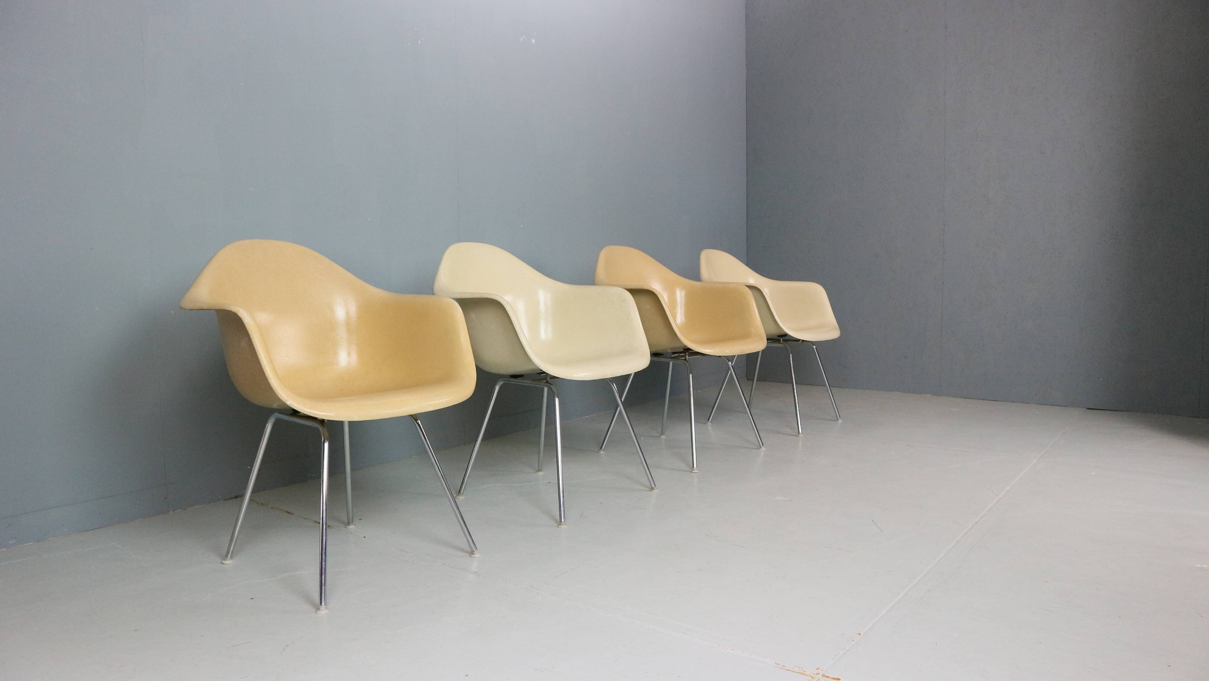Charles & Ray Eames Set of 4 Off white "H-Base" Chairs for Herman Miller, 1960