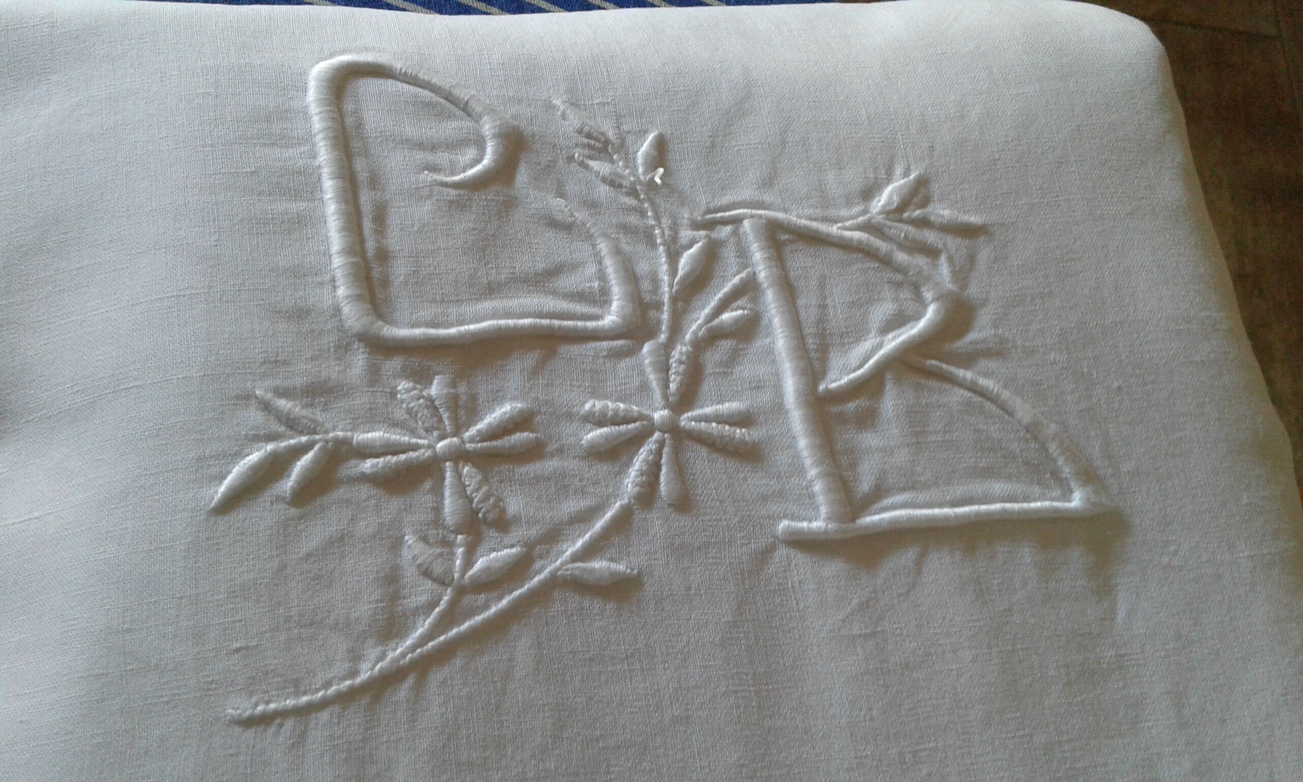 Drap ancien brodé monogramme Cb et fleurs