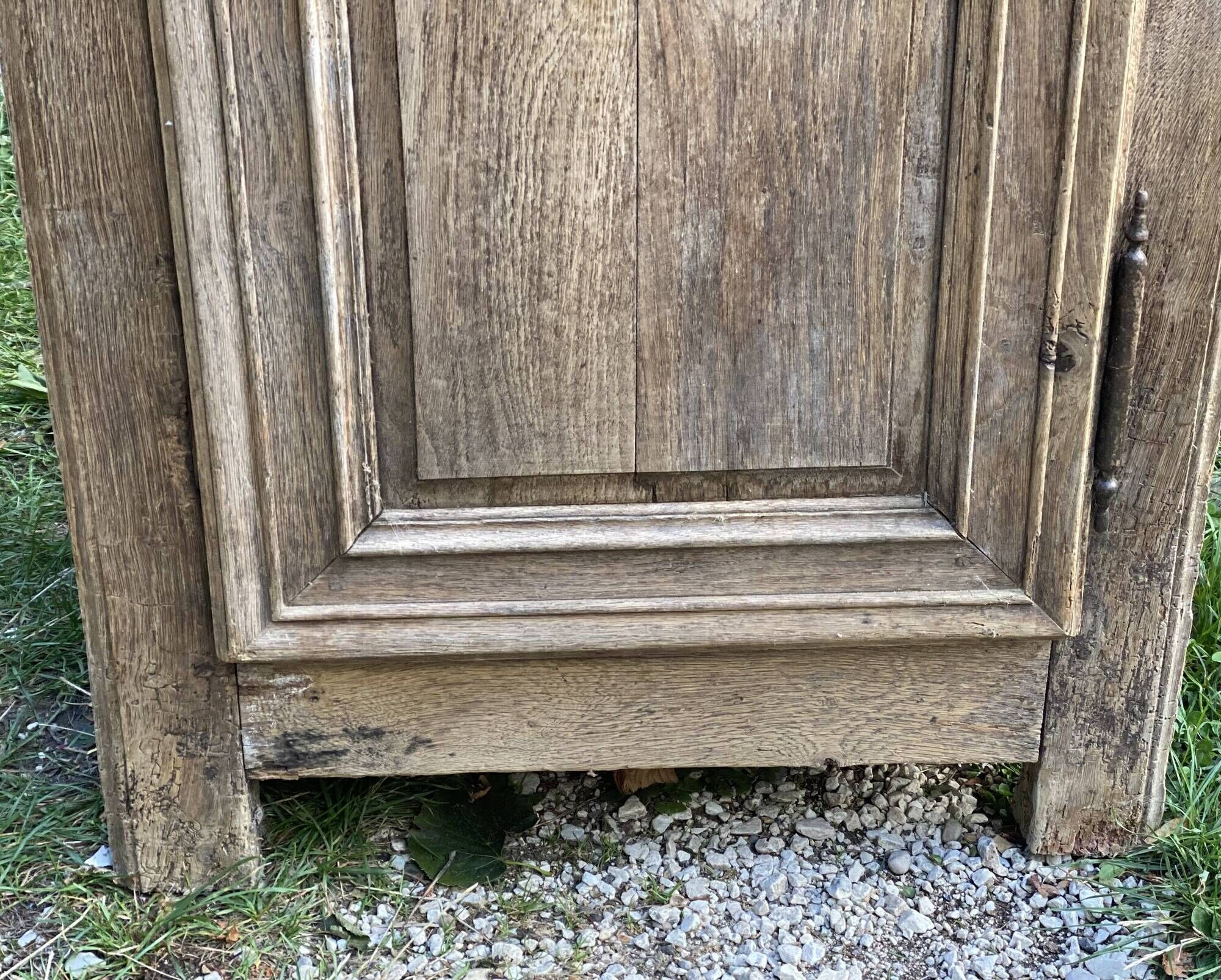 Eighteenth-century Parisian armoire with one bonnetière door in raw wood.