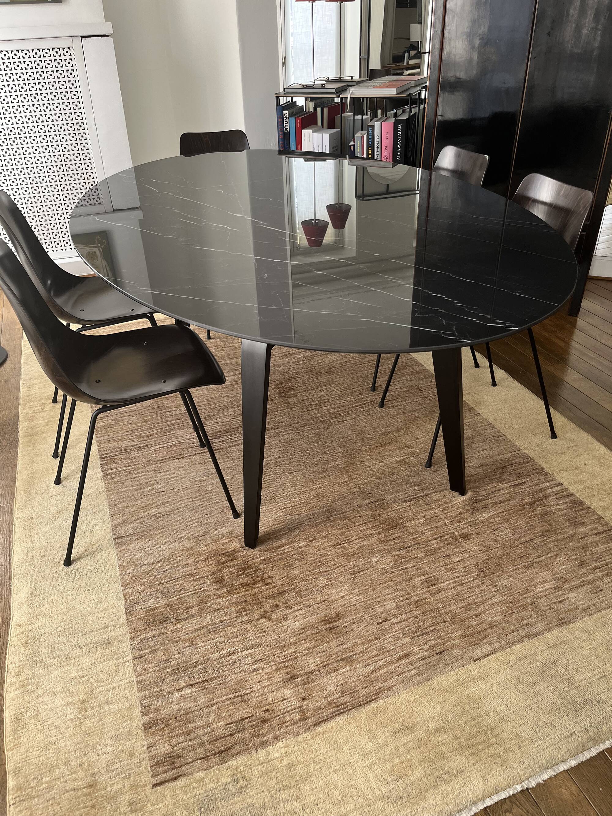 Oval dining table / Odessa by Ligne Roset