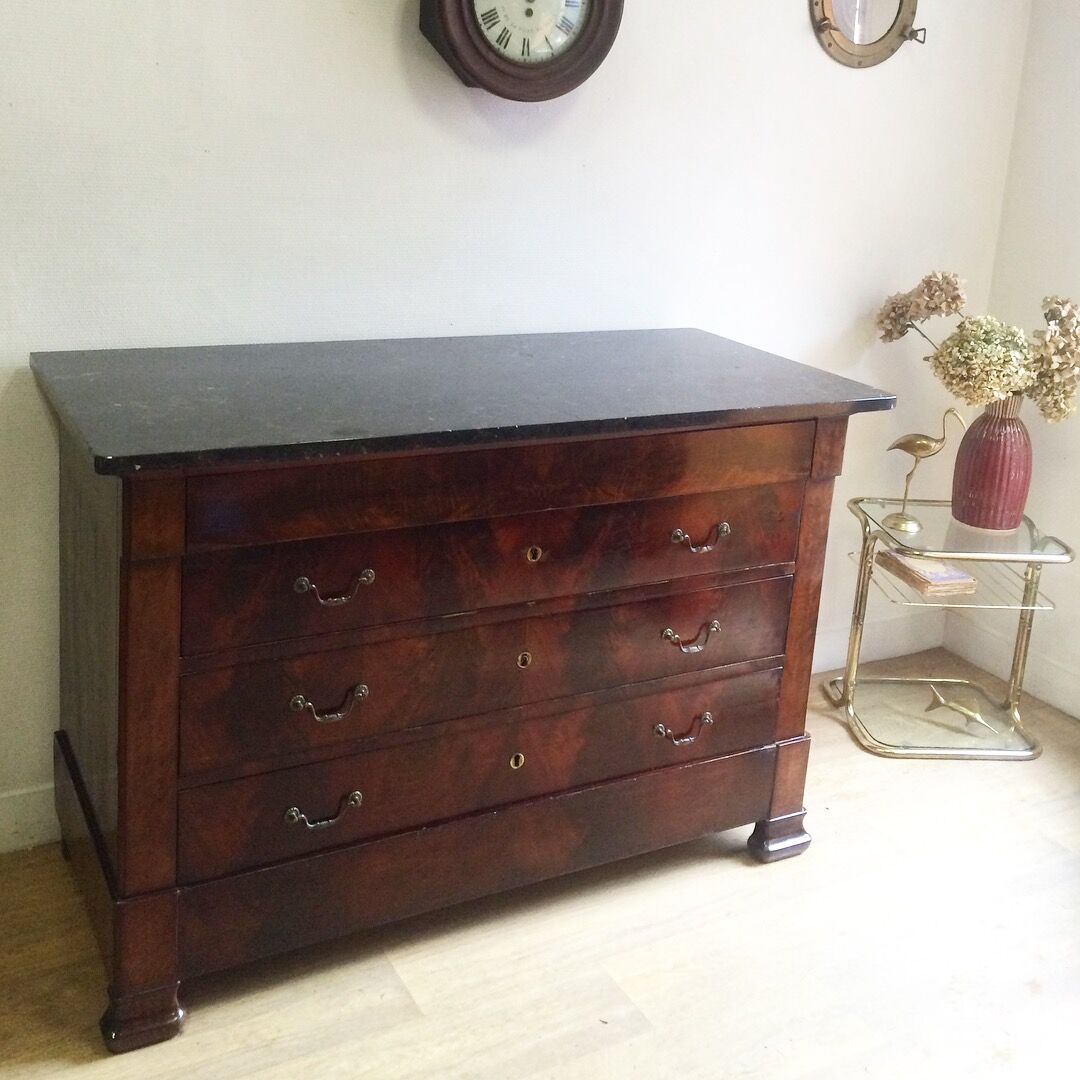 Commode Louis Philippe bois et marbre noir, 4 tiroirs