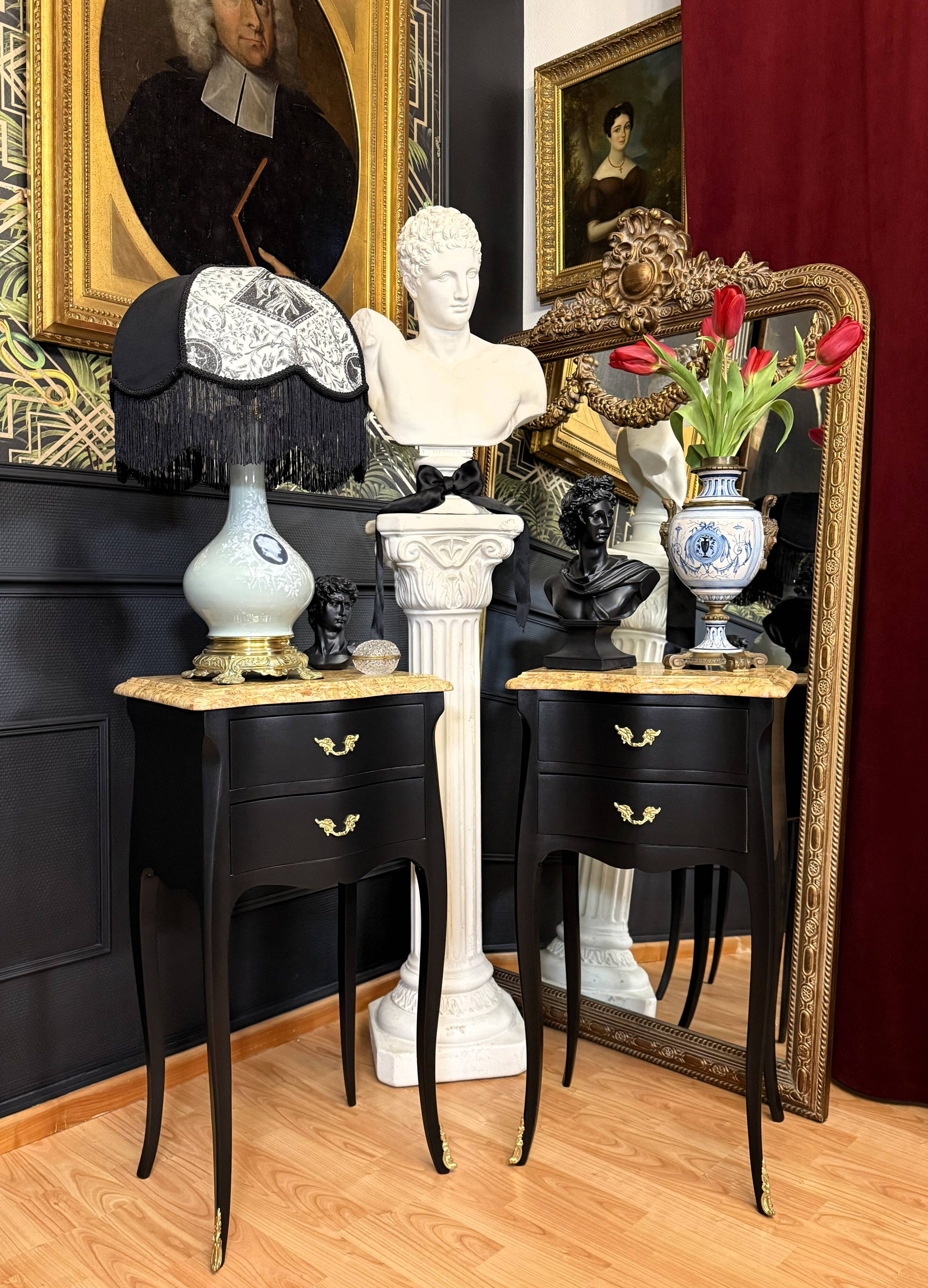 Paire de chevets Louis XV transition noir satiné & marbre beige