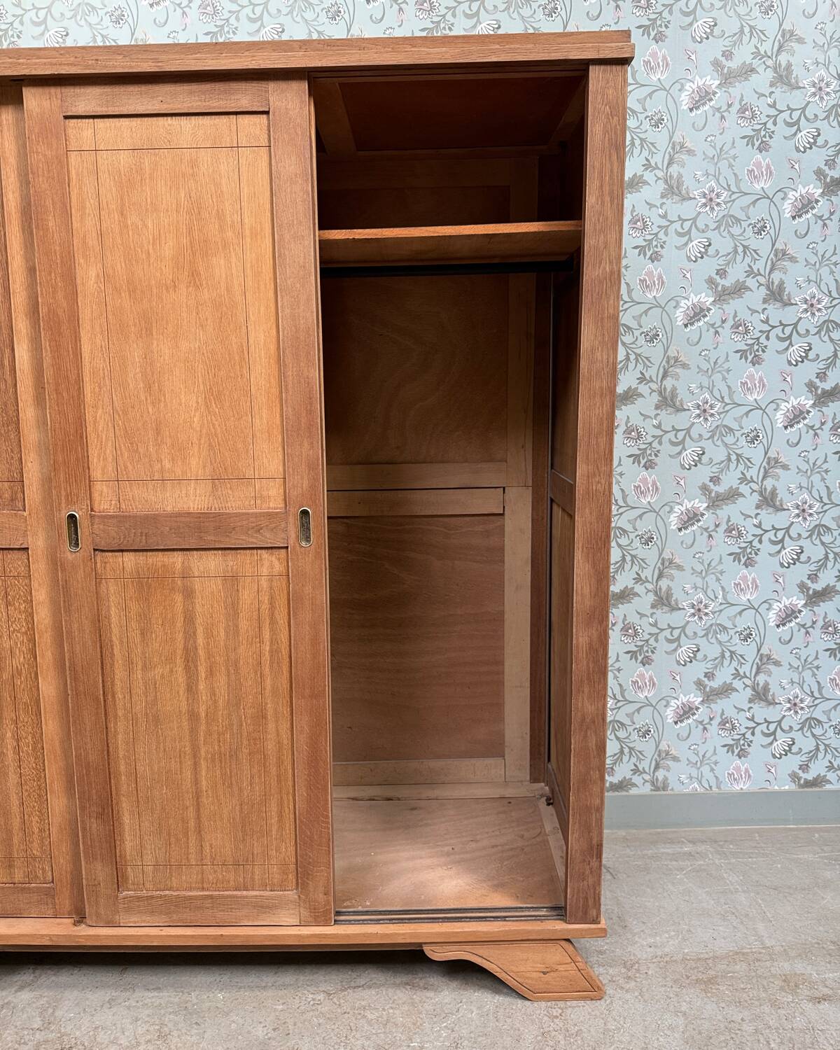 Parisian wardrobe with sliding doors (renovated)