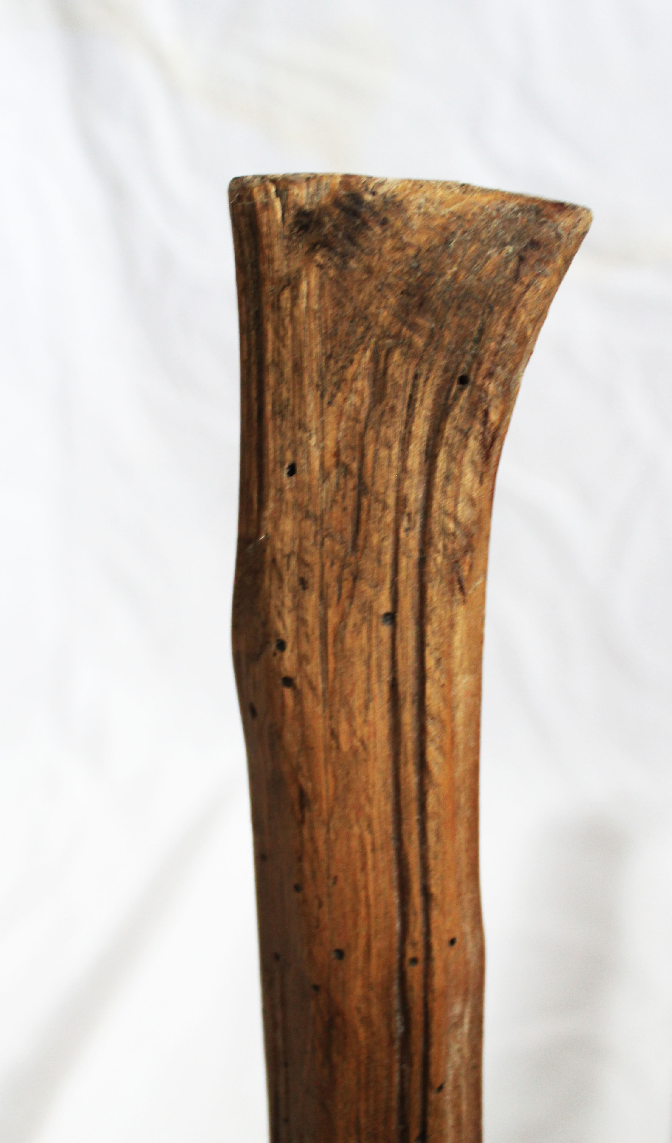 Banc brutaliste en bois d'arbre