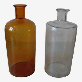 Lot de 2 anciens bocaux de pharmacien apothicaire médecin en verre soufflé 1 ambré