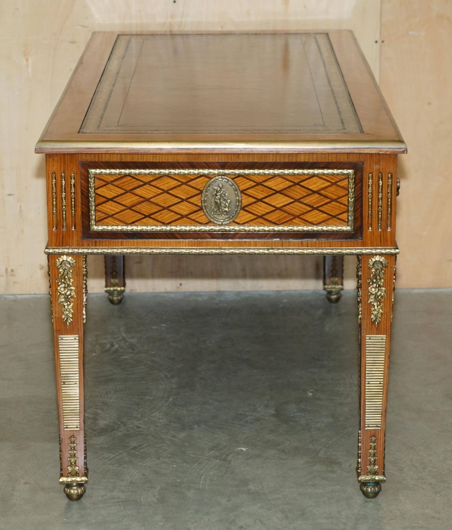 Bureau Plat Restauré Louis XVI Orné d'Ormolu Fin XIXe Siècle