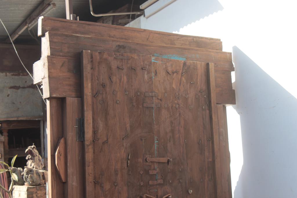 Indian door in old teak piece and patina of origin