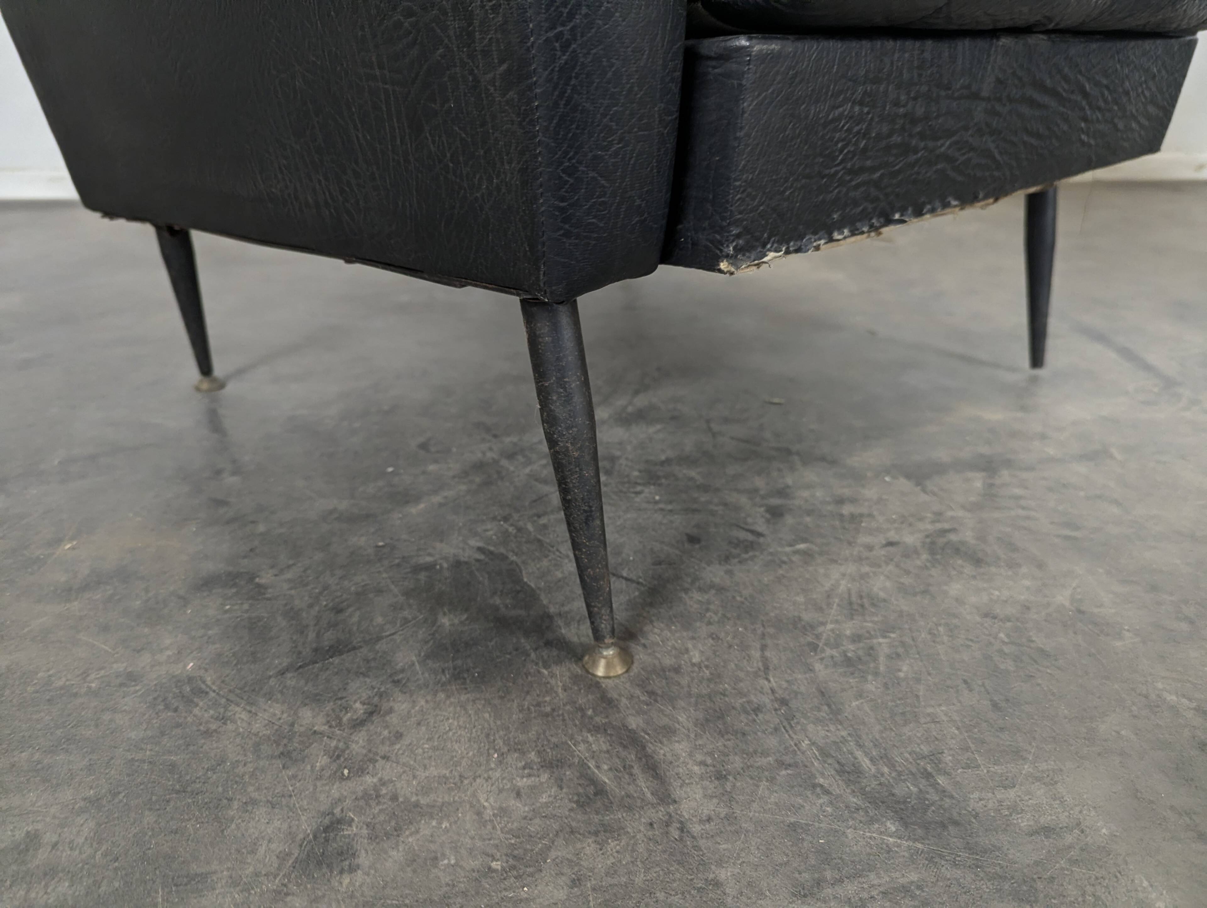 Paire de fauteuils design italien en skaï noir