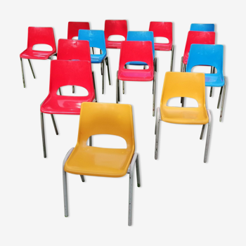 Lot de 14 chaises vintage d'école maternelle