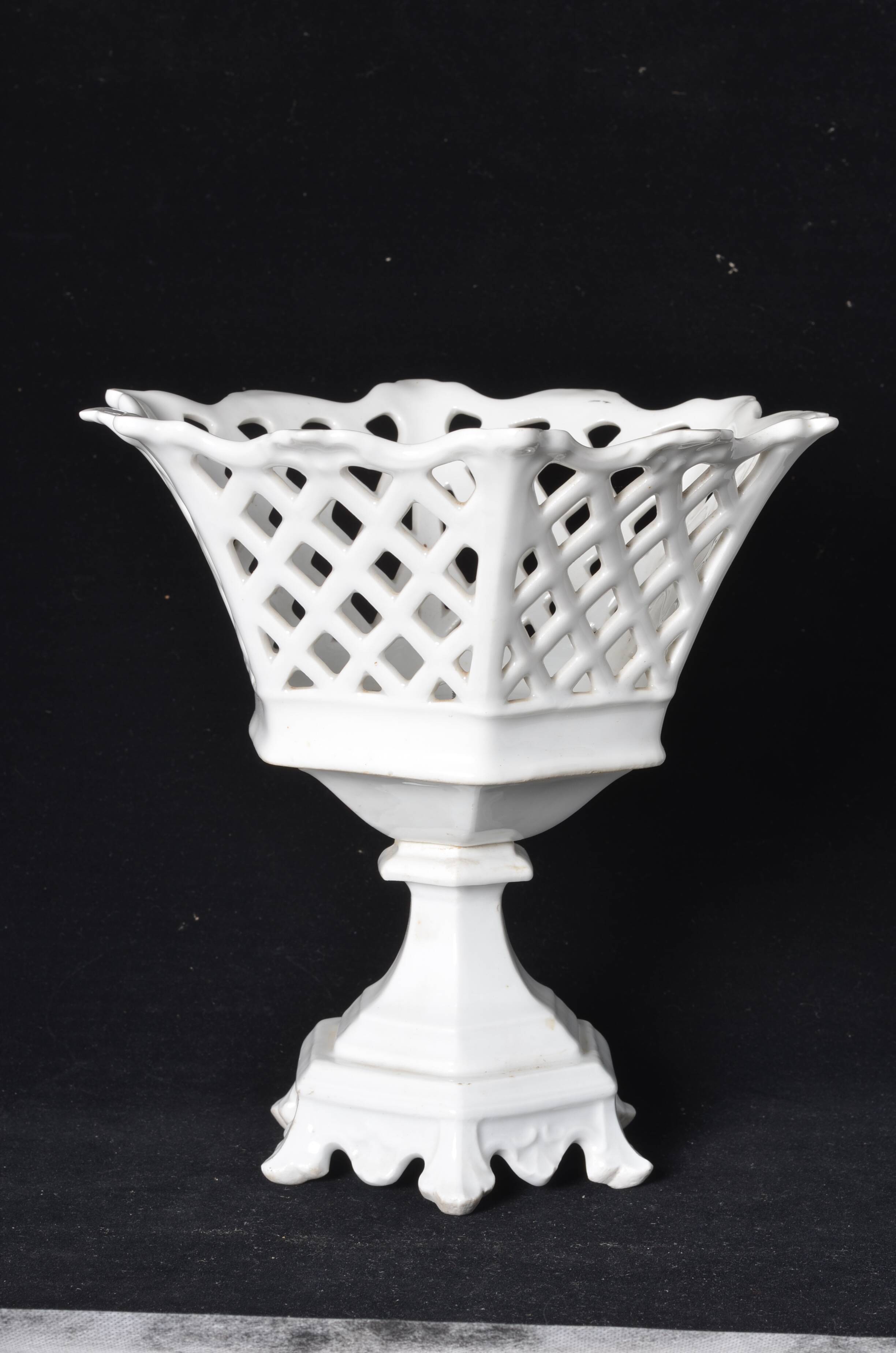 Coupe corbeille en porcelaine de Paris