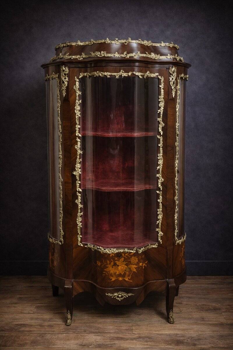Vitrine galbée style Louis XV en marquéterie de bois précieux et bronzes do