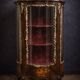 Vitrine galbée style Louis XV en marquéterie de bois précieux et bronzes do
