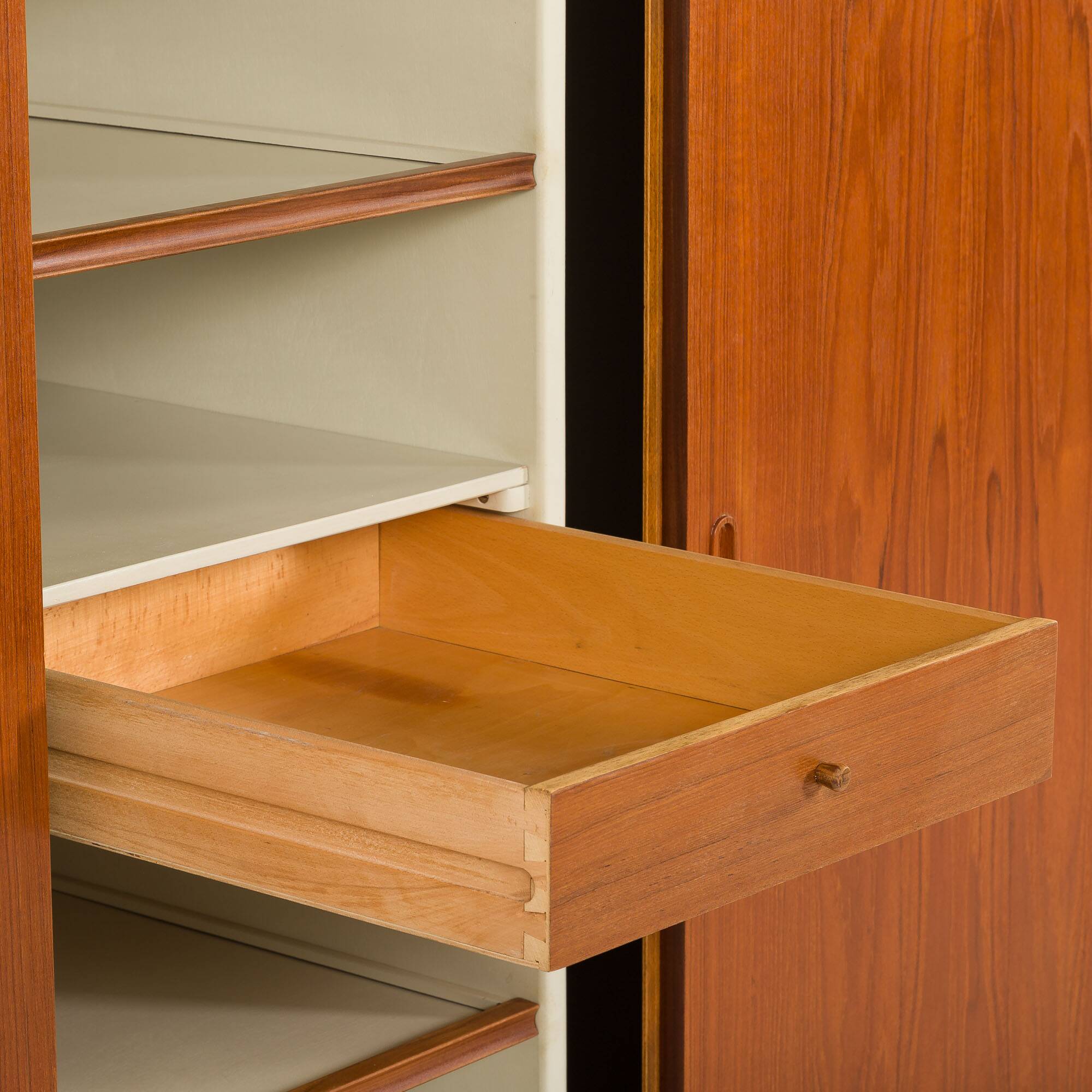 Armoire en teck danoise grande des années 1960.