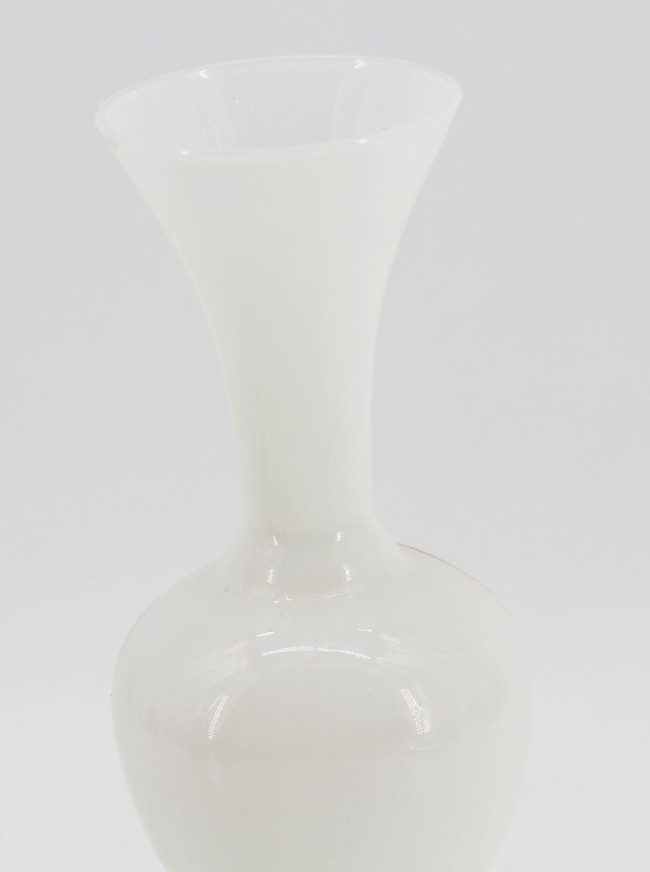 Vase in white opaline flowers