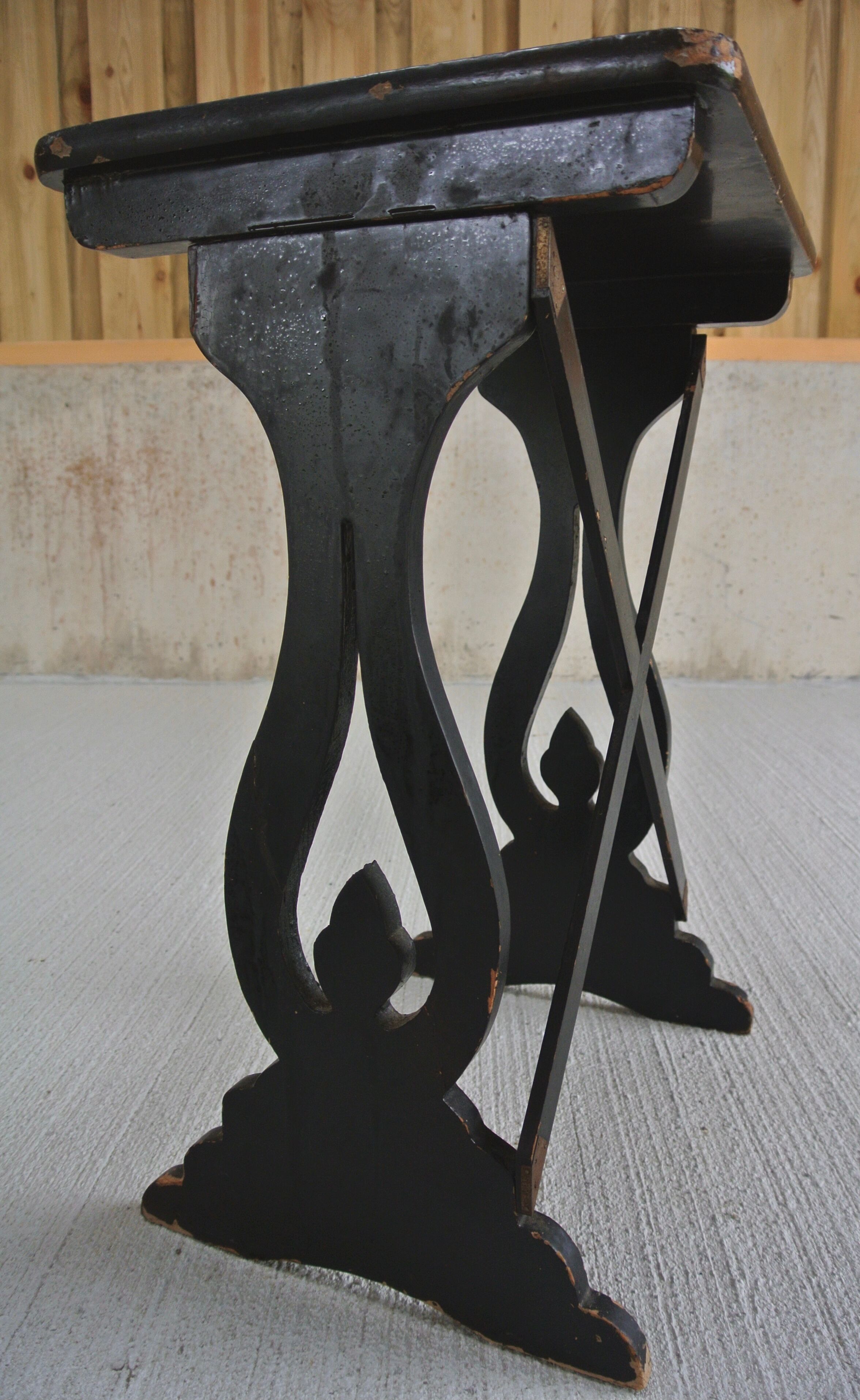 Paire de tables gigognes en bois noir - plateau à décor de dragons