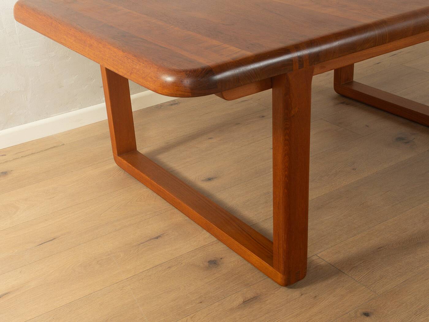 Table basse classique de Niels Bach des années 1960