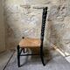 Chaise basse en bois tourné