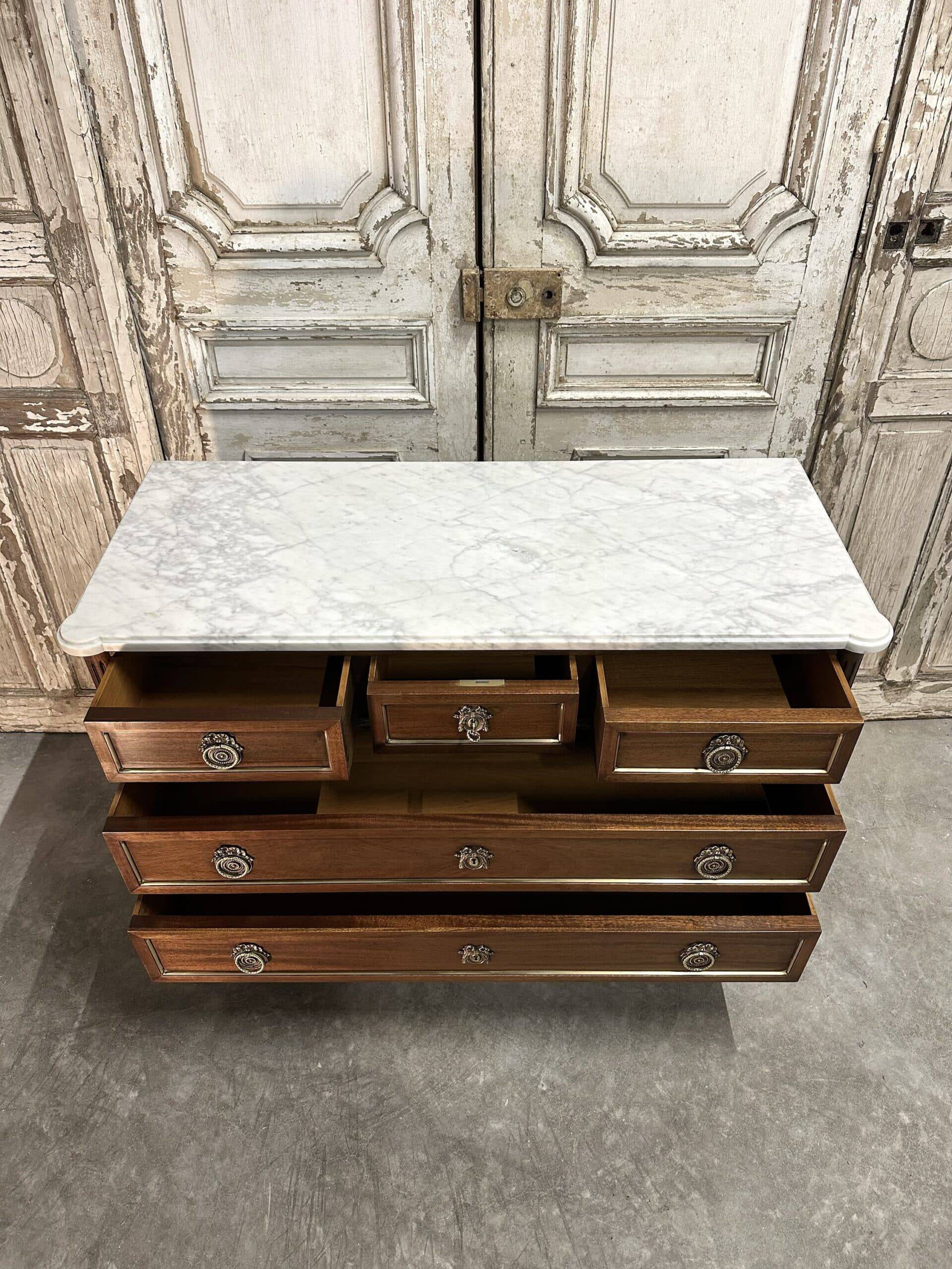 Commode de style Louis XVI en acajou