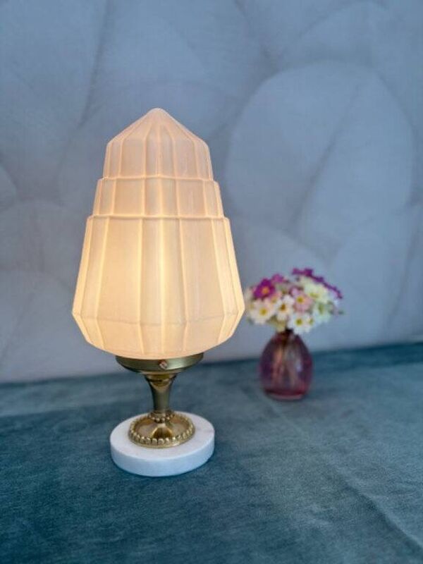 Lampe art déco avec globe en opaline rose pastel