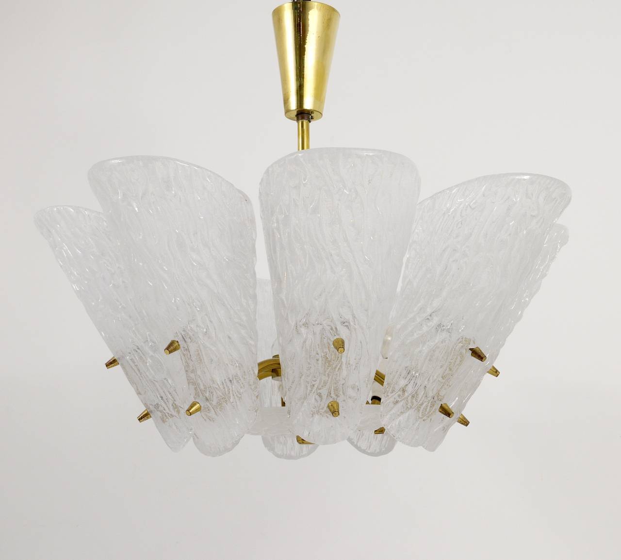 J. T. Kalmar Suspension en Laiton du Milieu du Siècle, Verre Texturé Blanc, Années 1950