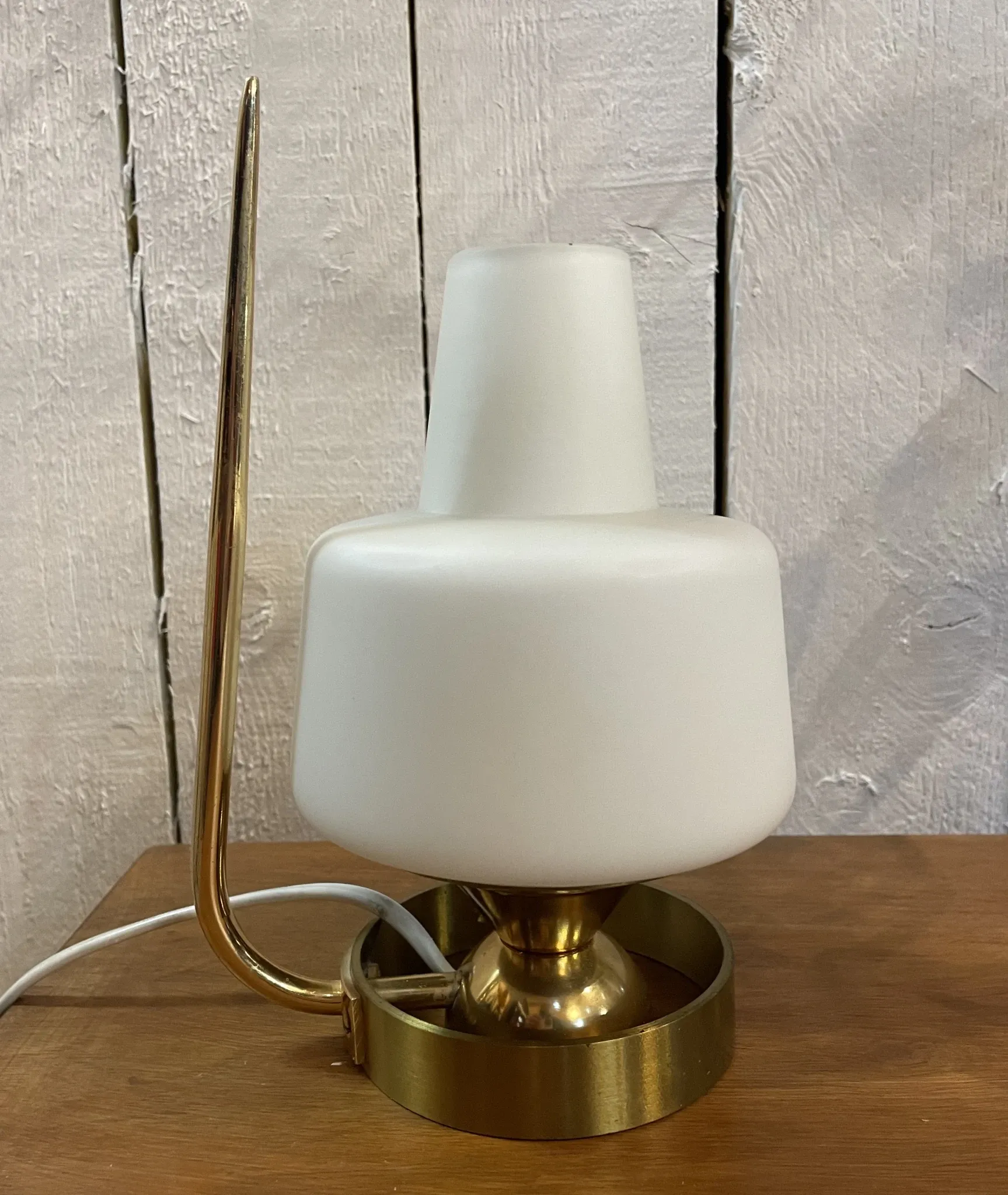Table lamp in gold metal and opaline.