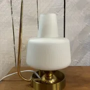 Table lamp in gold metal and opaline.