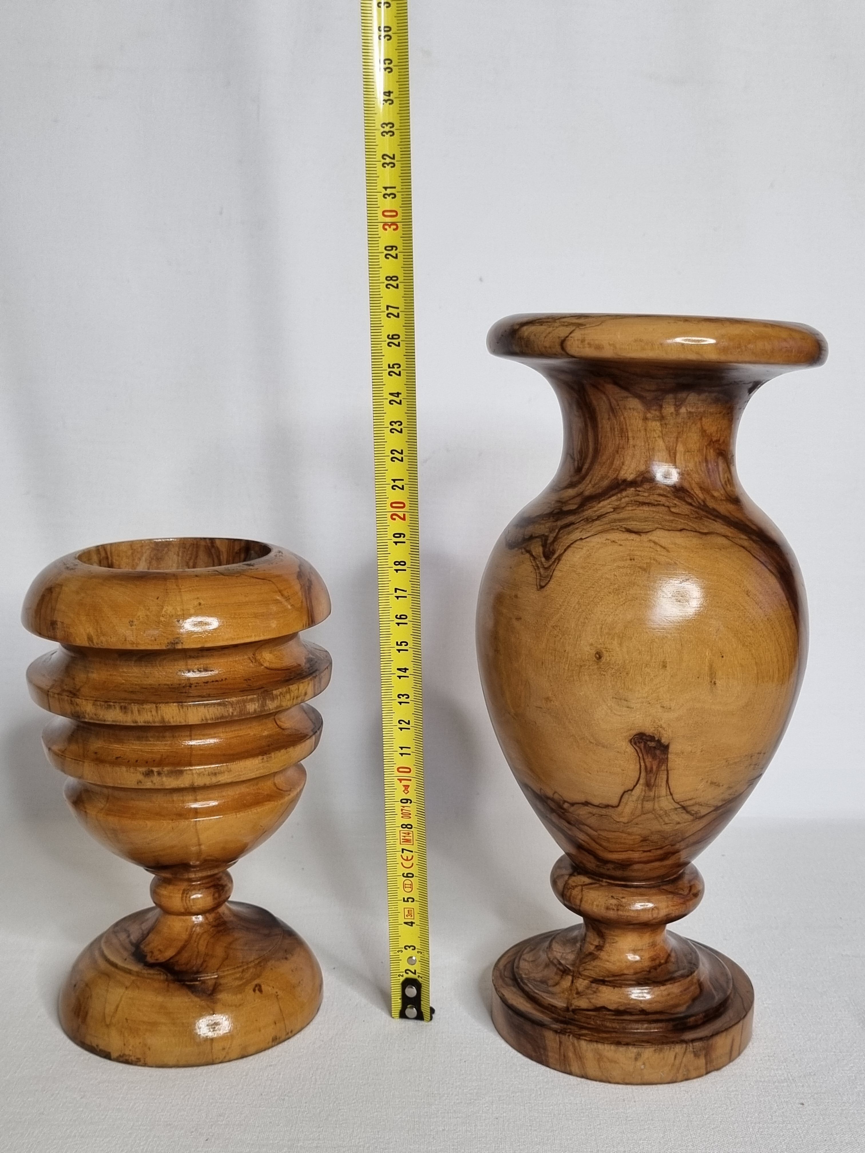 Two decorative vases in turned olive wood, 27 cm
