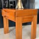 Table de chevet en orme massif – Maison Regain