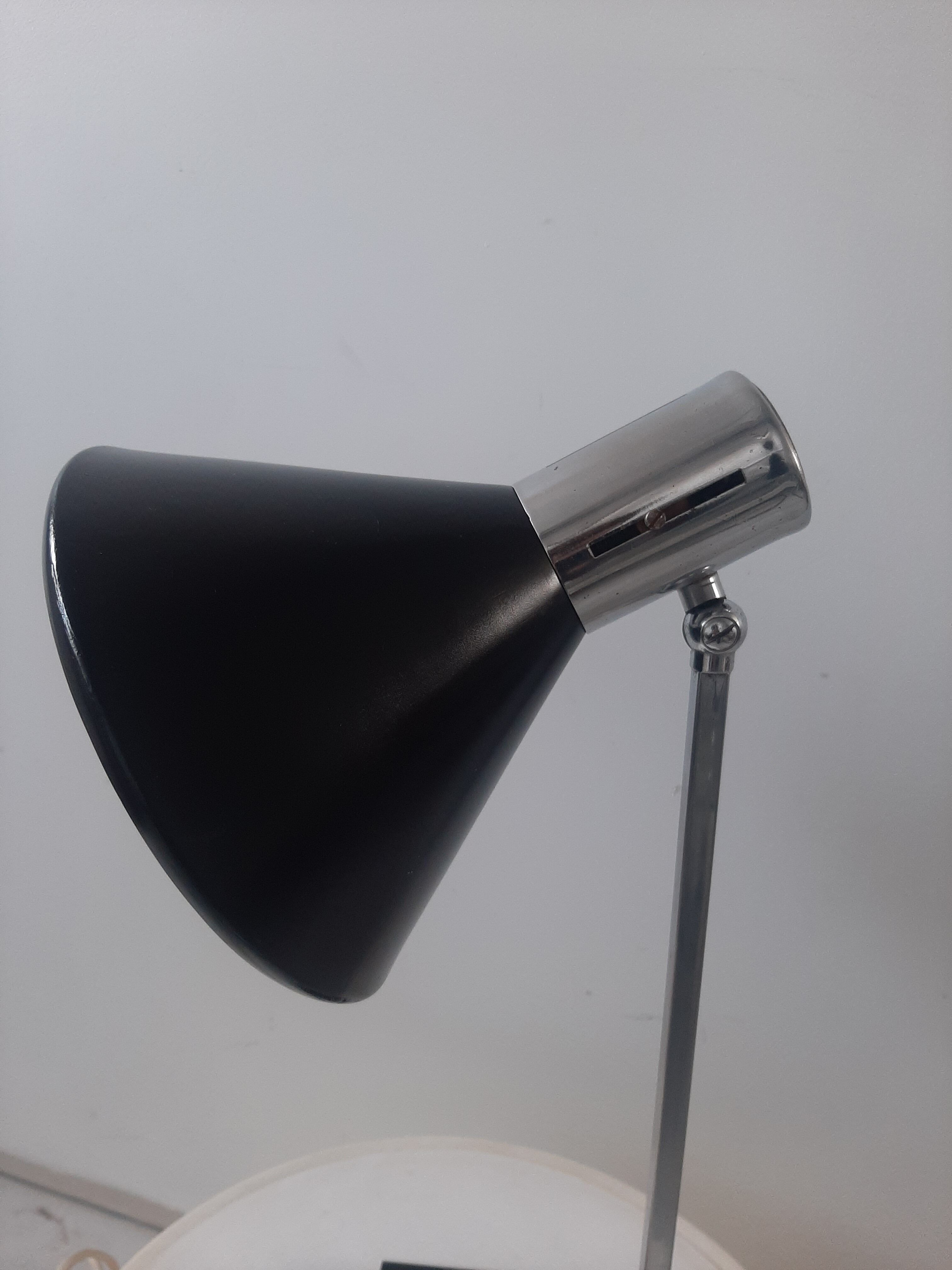 Articulated desk lamp in metal and wood