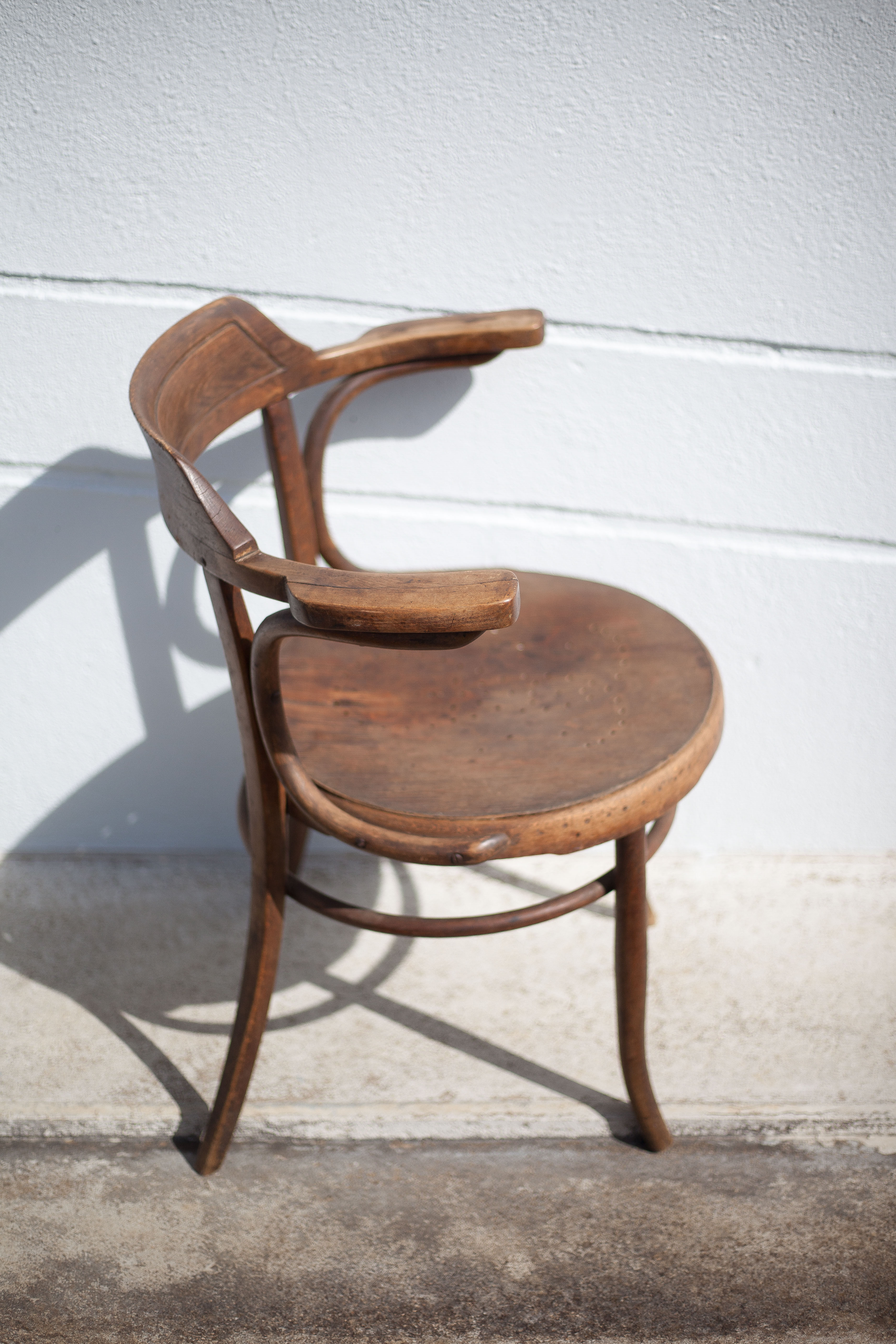 Curved wooden armchair Mundus vienna Austria, curved wooden chair, living room, bookcase, 20's