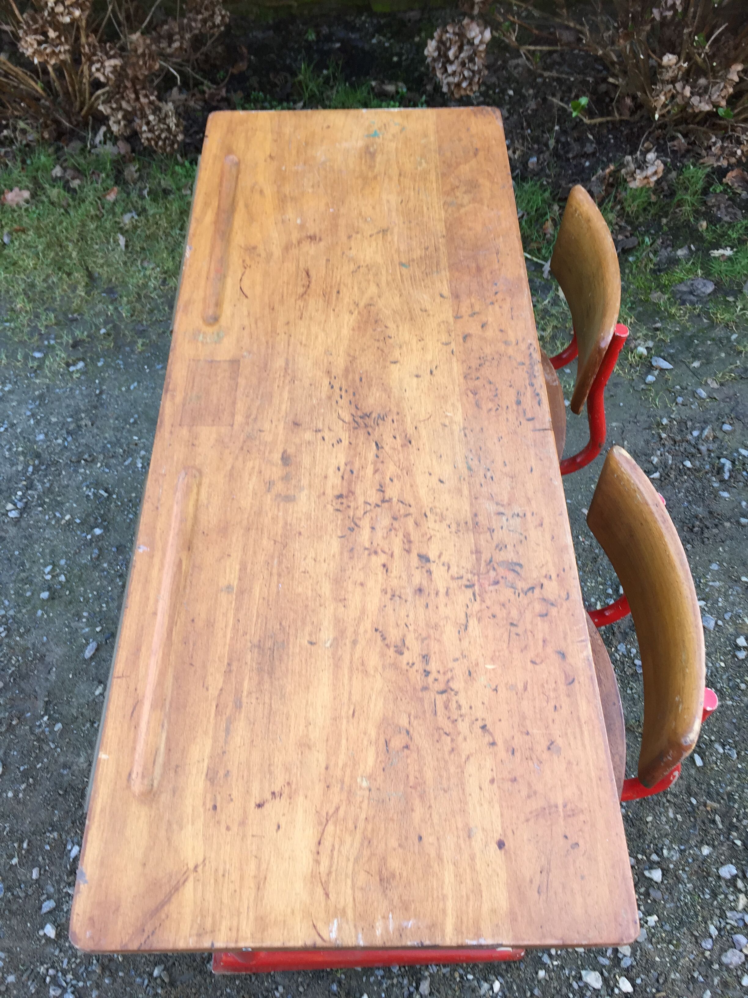 Vintage children's desk 2 places wood and metal with its 2 chairs.
