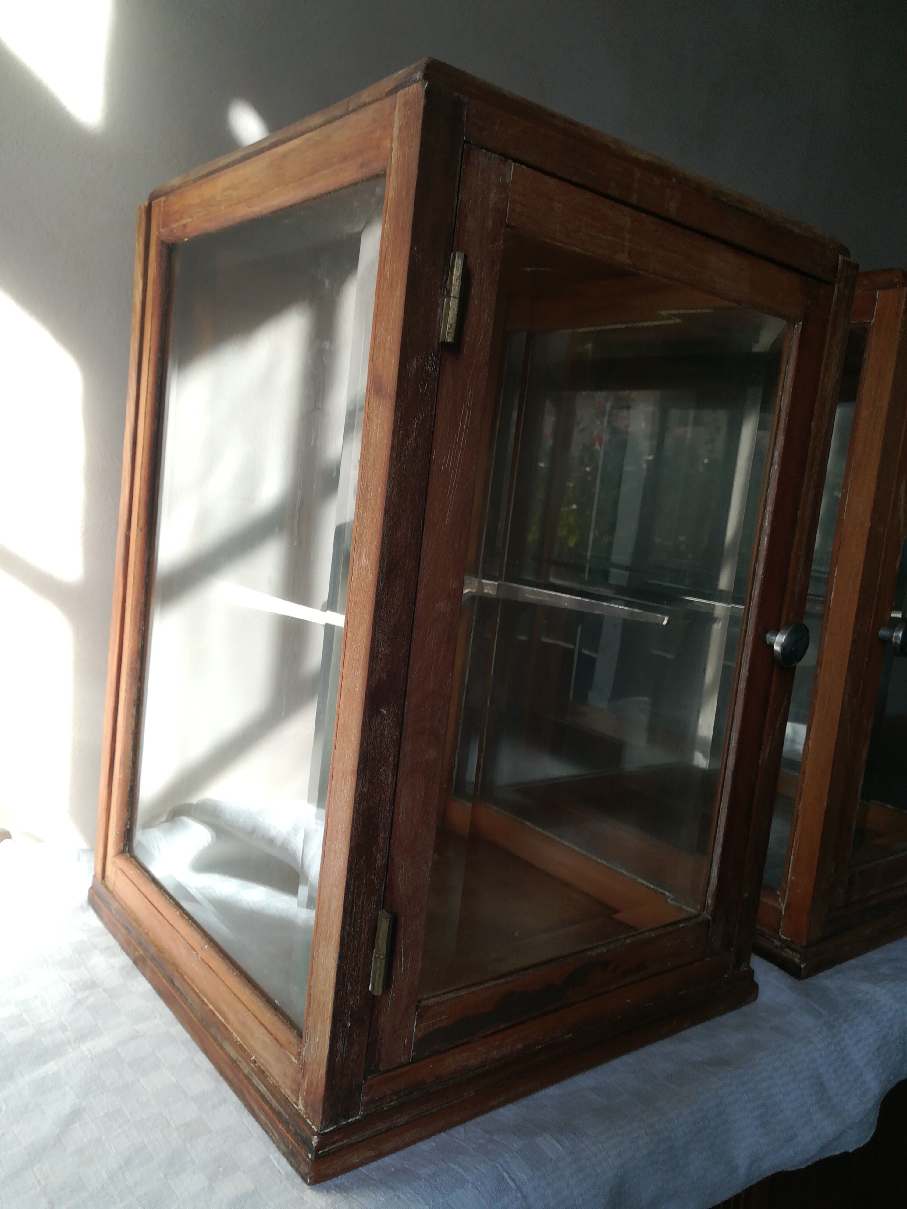Paire de vitrines en noyer art deco