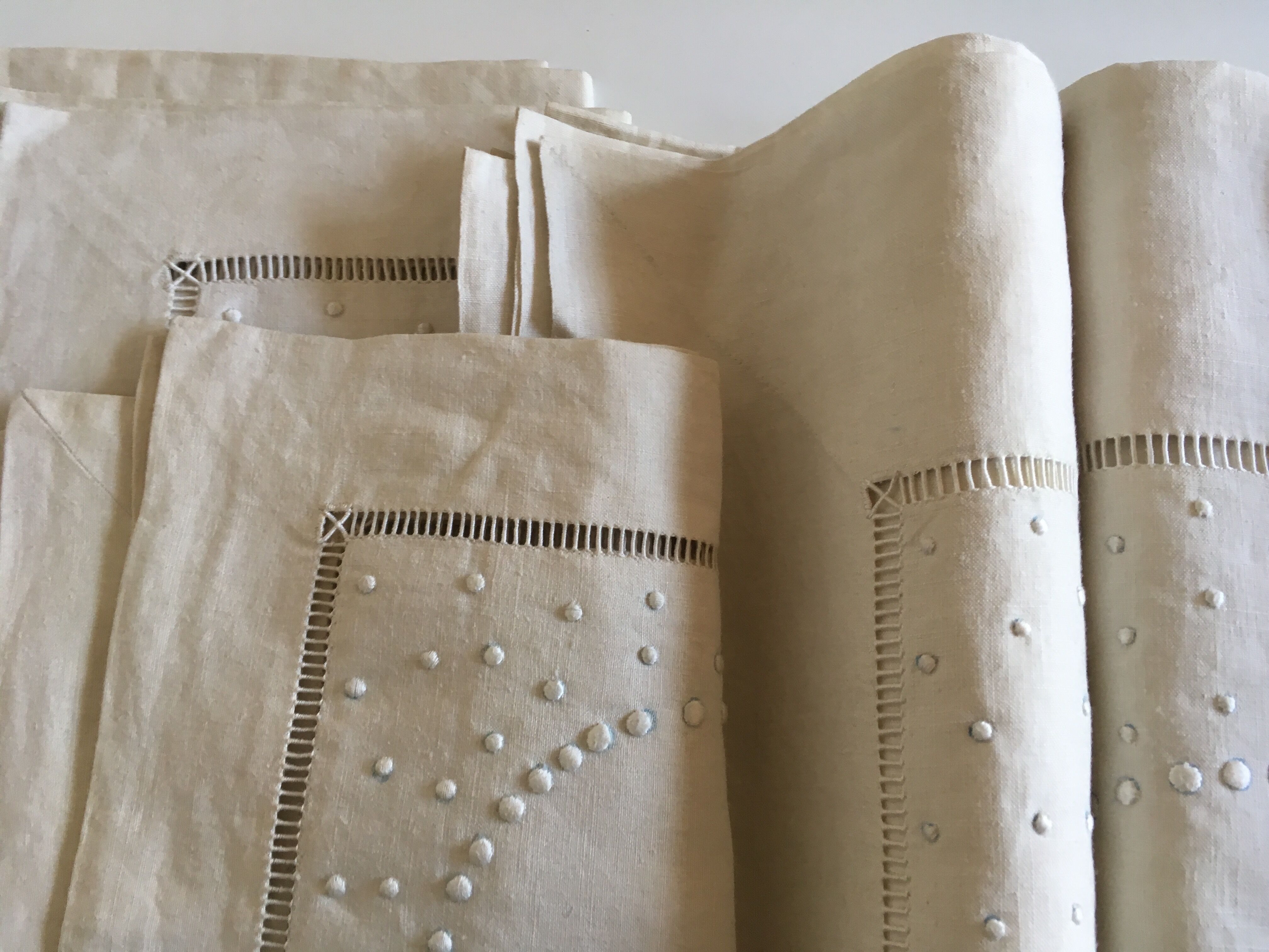 Drap et taies trousseau de réserve en fil de lin brodé de perles