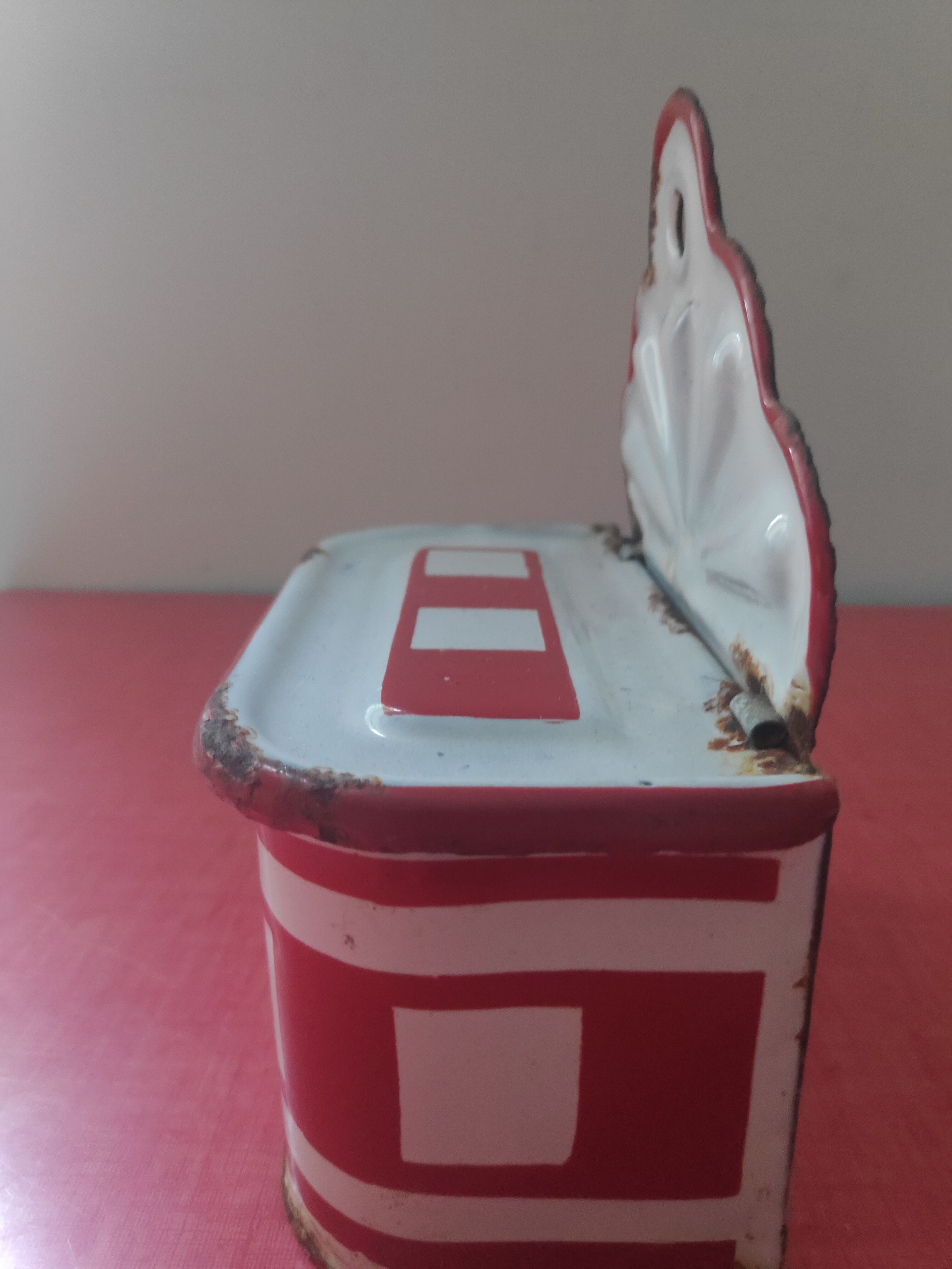 Matchbox in enamelled sheet metal Art Deco white/red