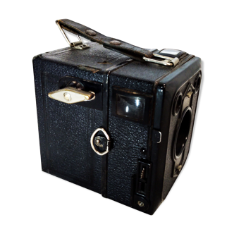1930 square camera with its case