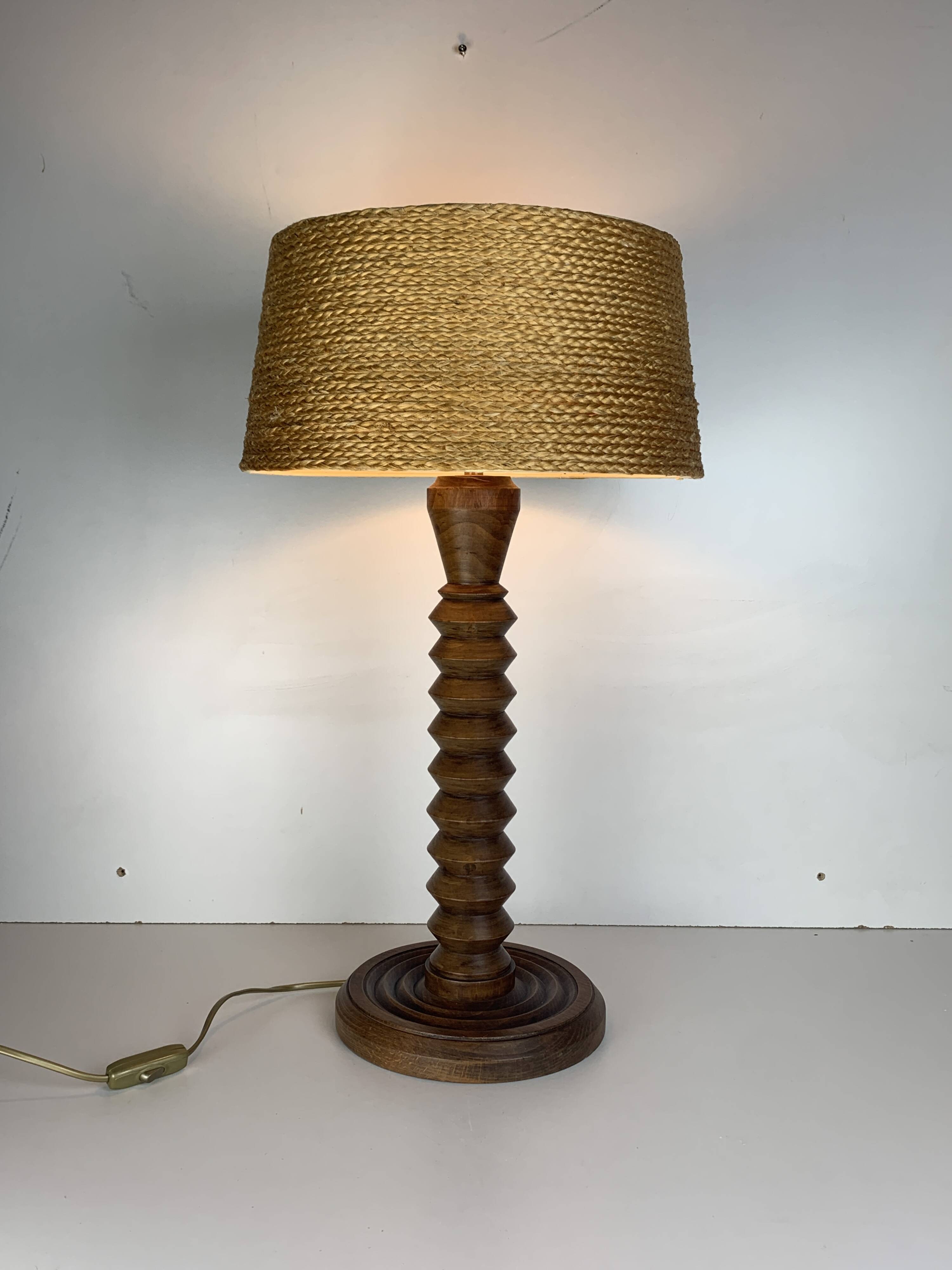 Lampe de table moderniste en bois tourné dans le style de Charles Dudouyt, France années 1940