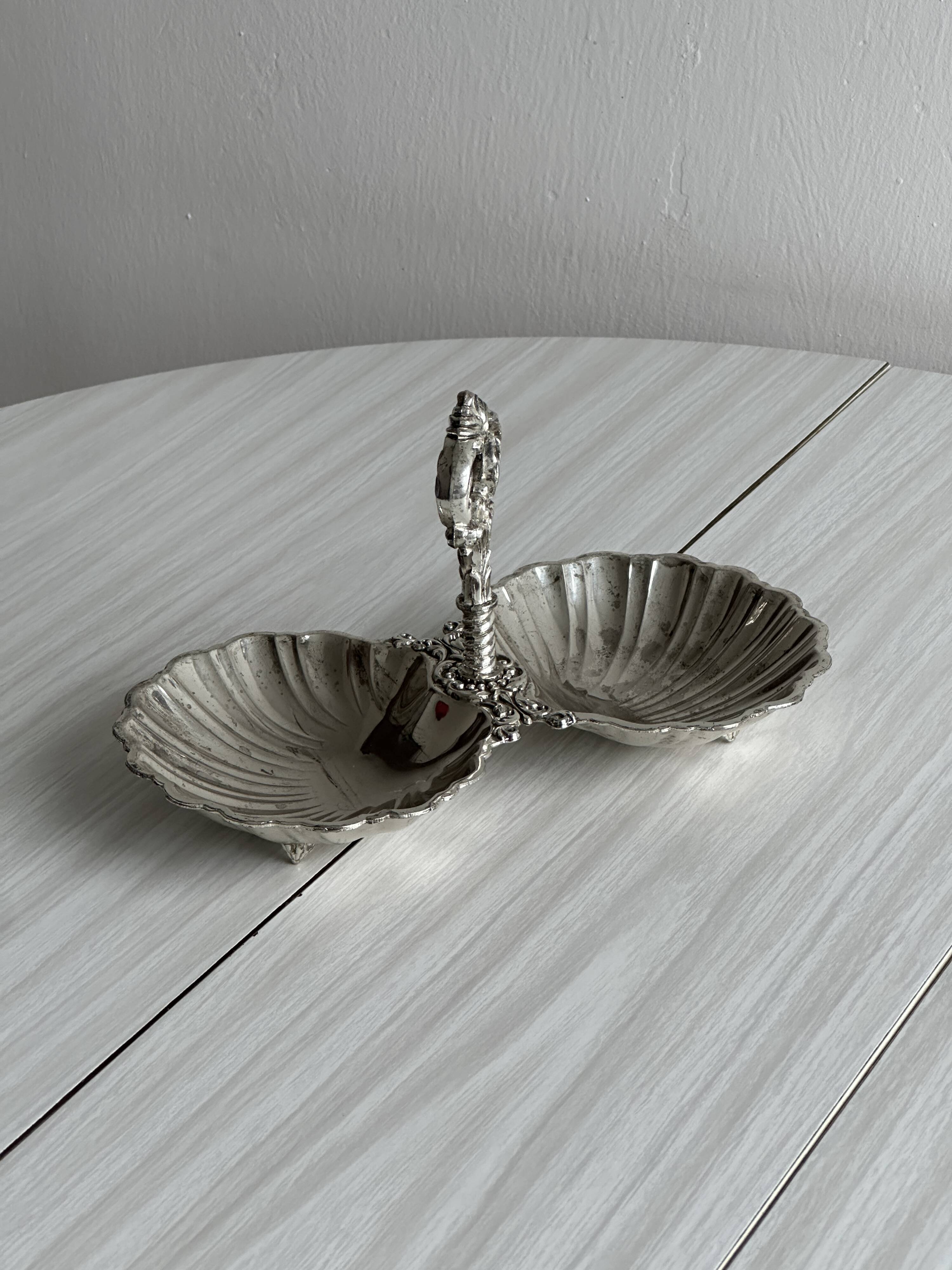 Silver-plated metal presentation dish