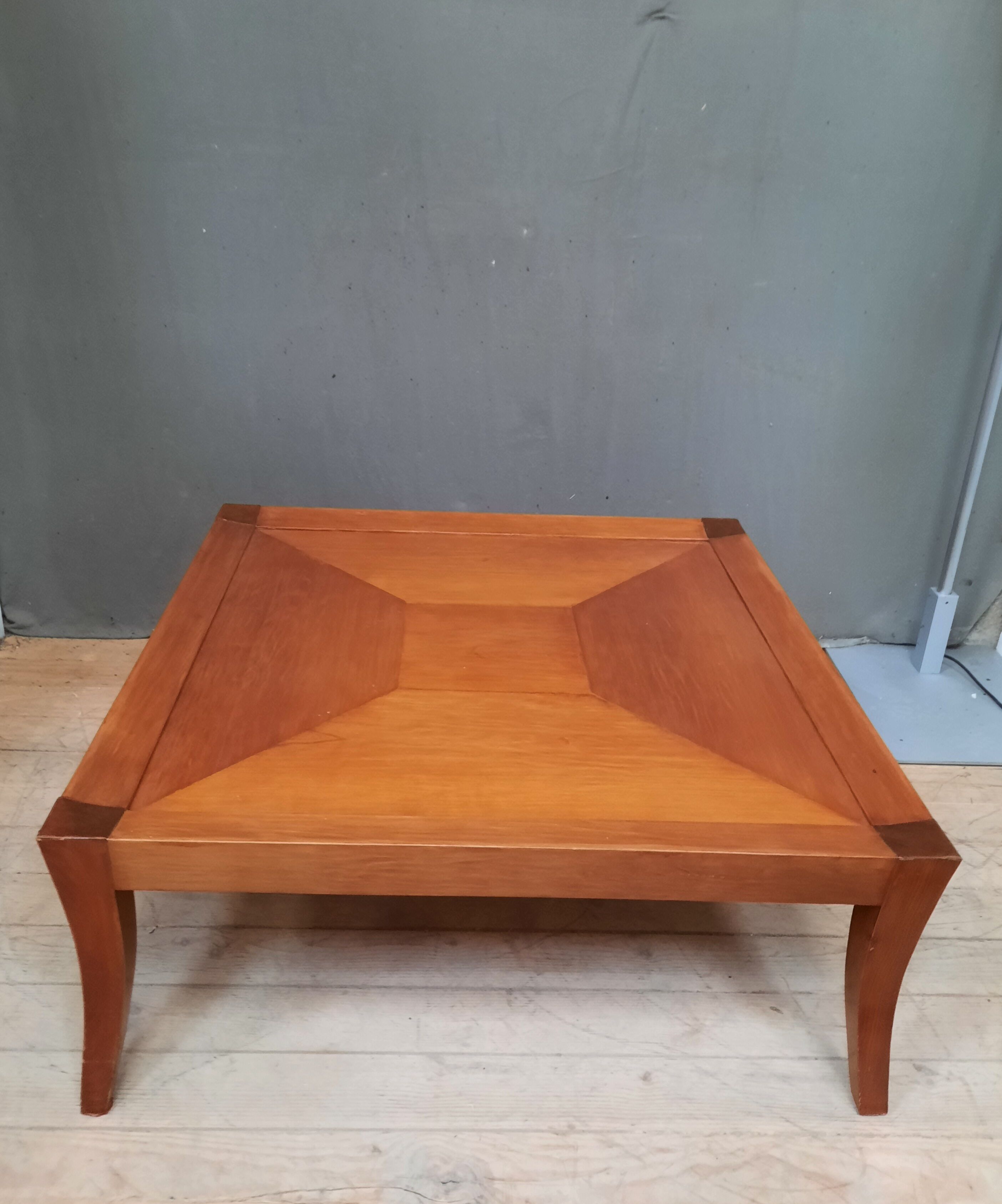Table basse carrée en bois de plaquage