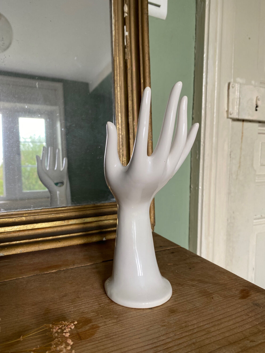 Main en porcelaine baguier soliflore signée