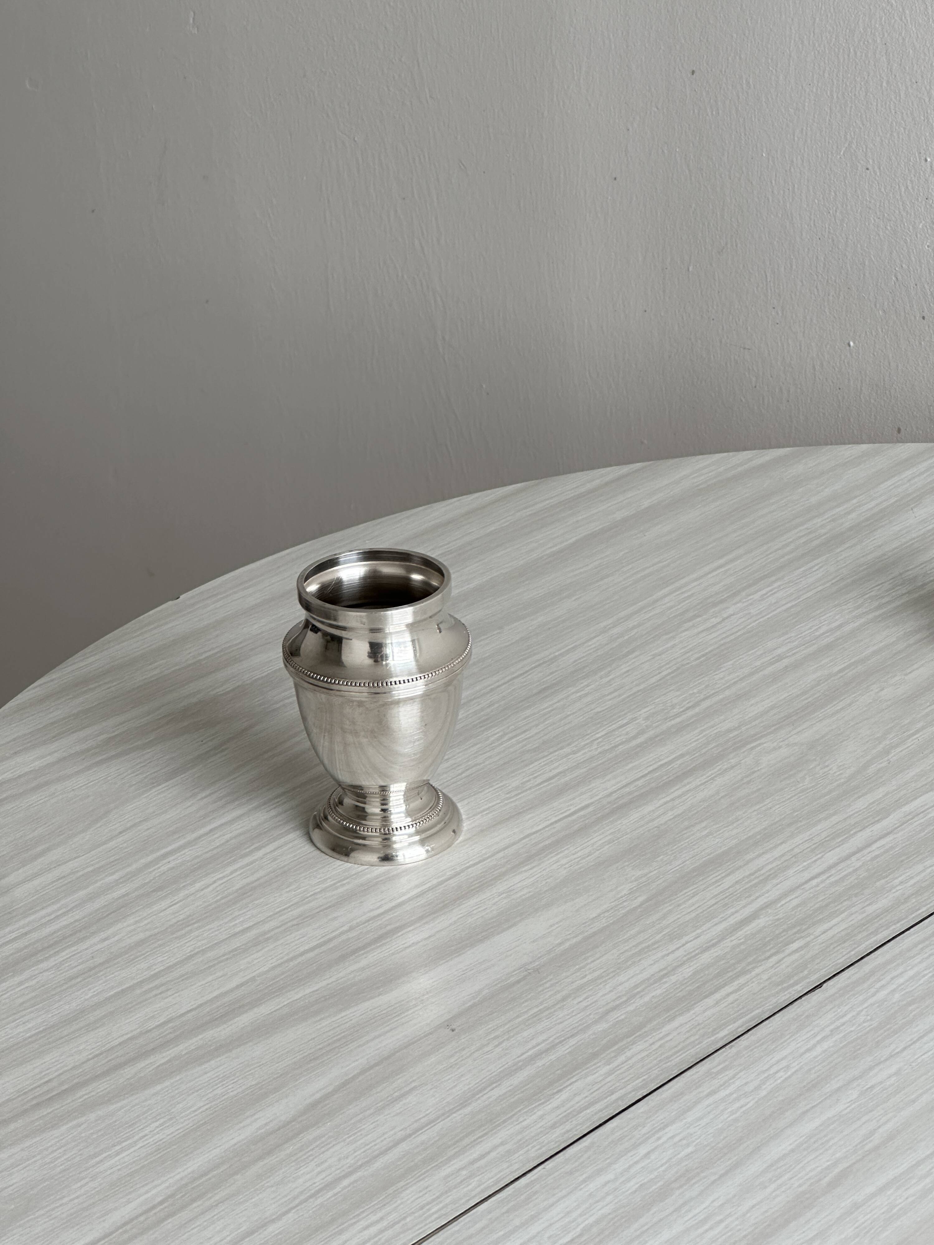Silver metal duo, small vase and decorative pot