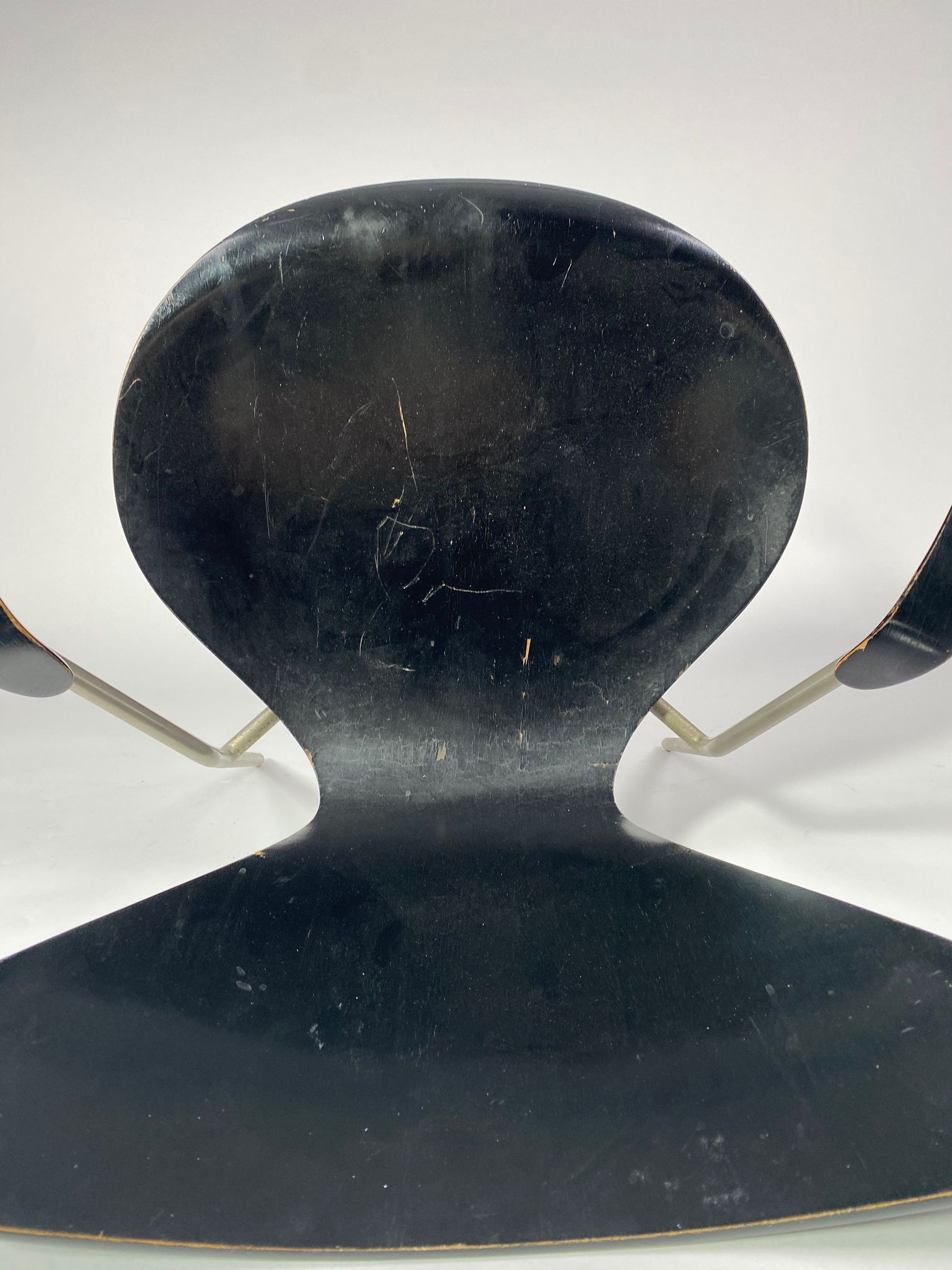 Arn Jocobsen black lacquered wooden armrest chair in the year 50