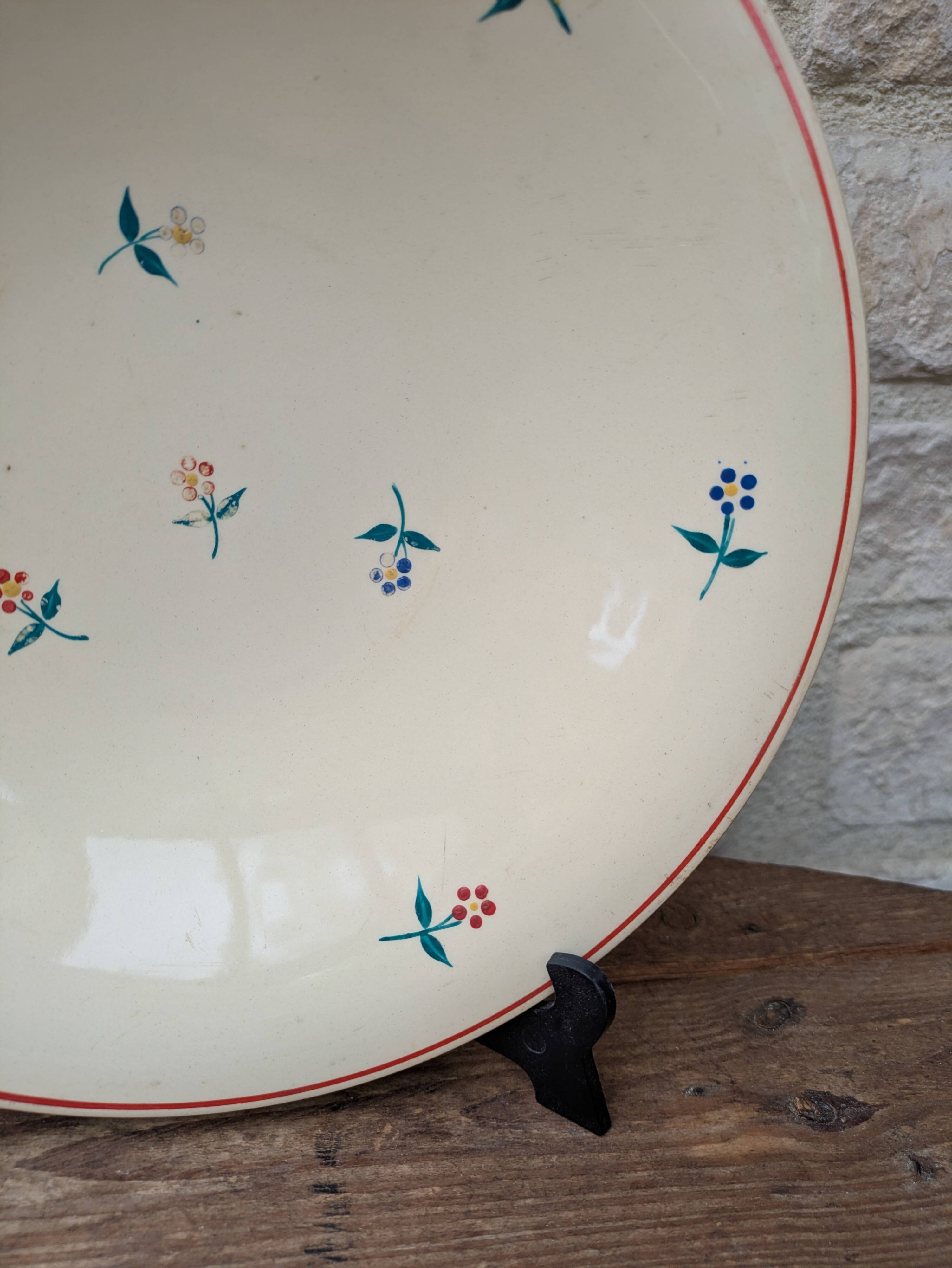 Round serving dish Moulin des Loups Orchies with small flower decoration 25.5cm