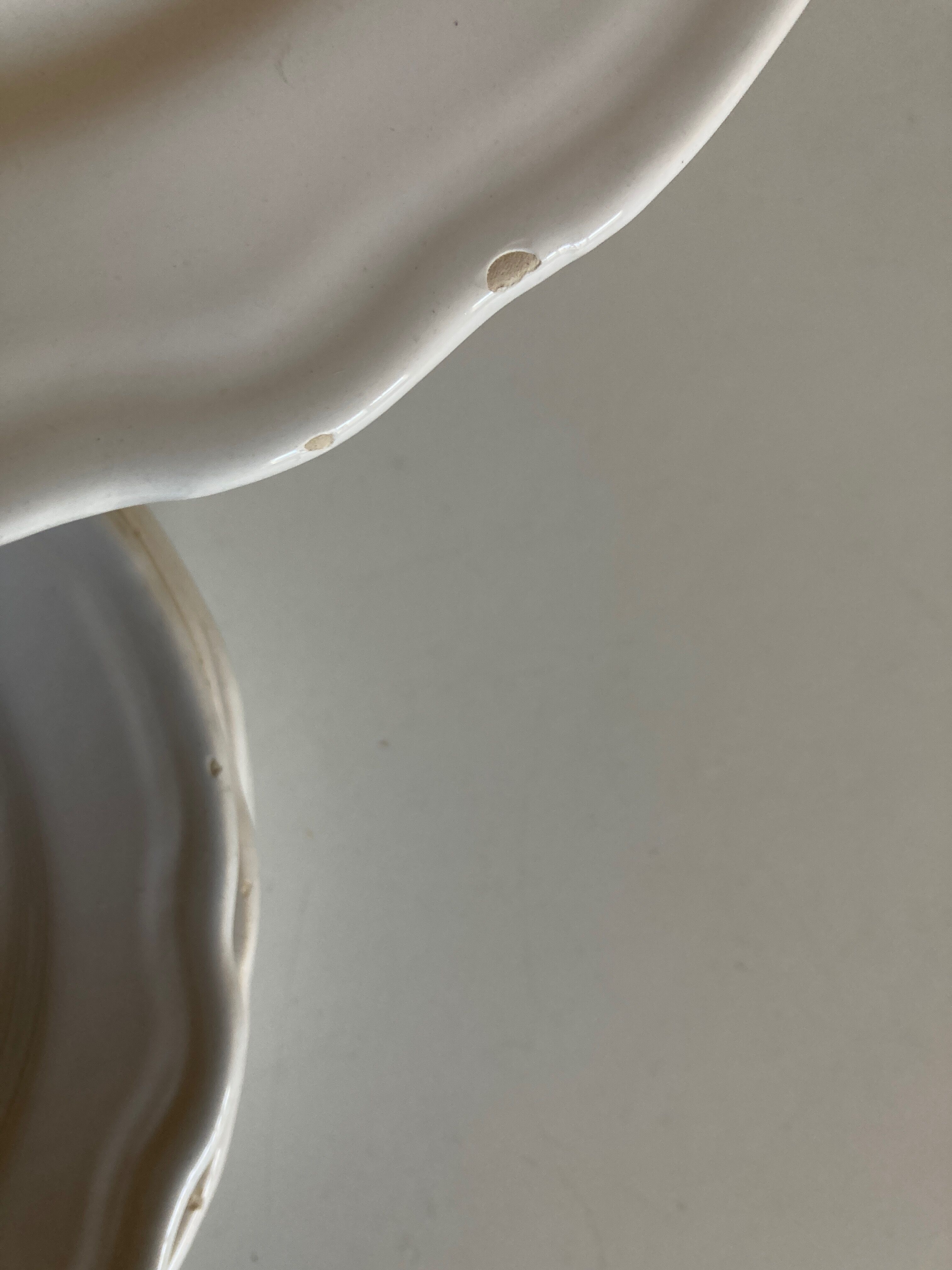 Set of 7 Mougins plates in white enamelled clay with gadroons