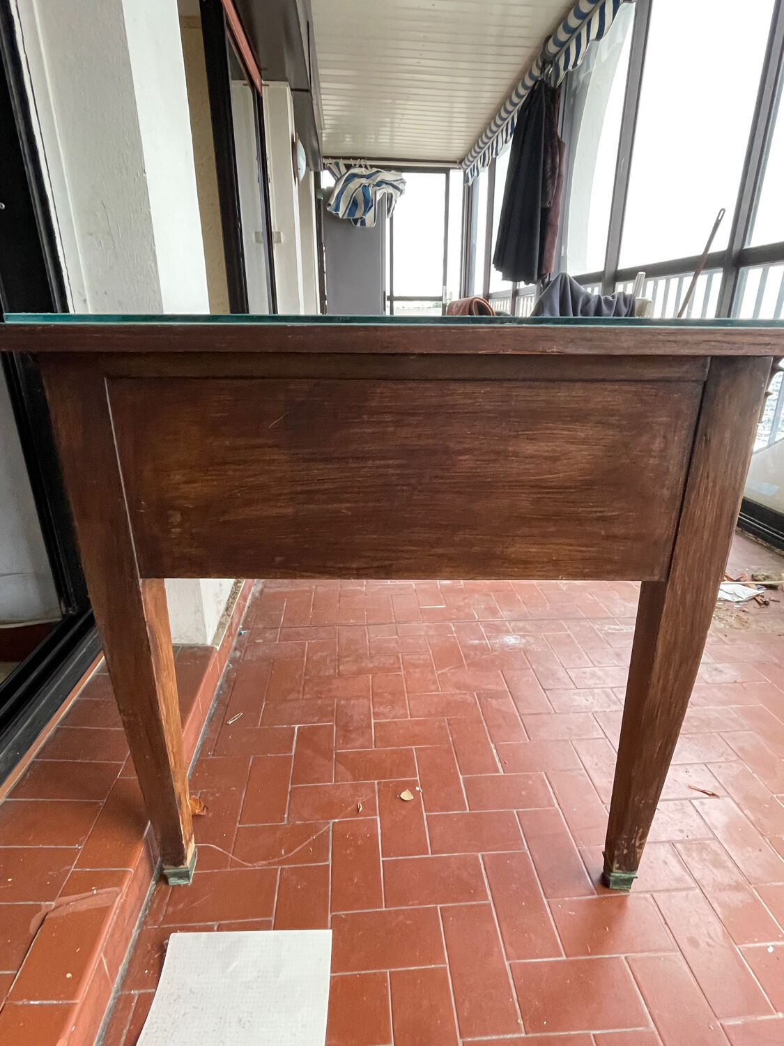 Double-sided administrative desk in oak.