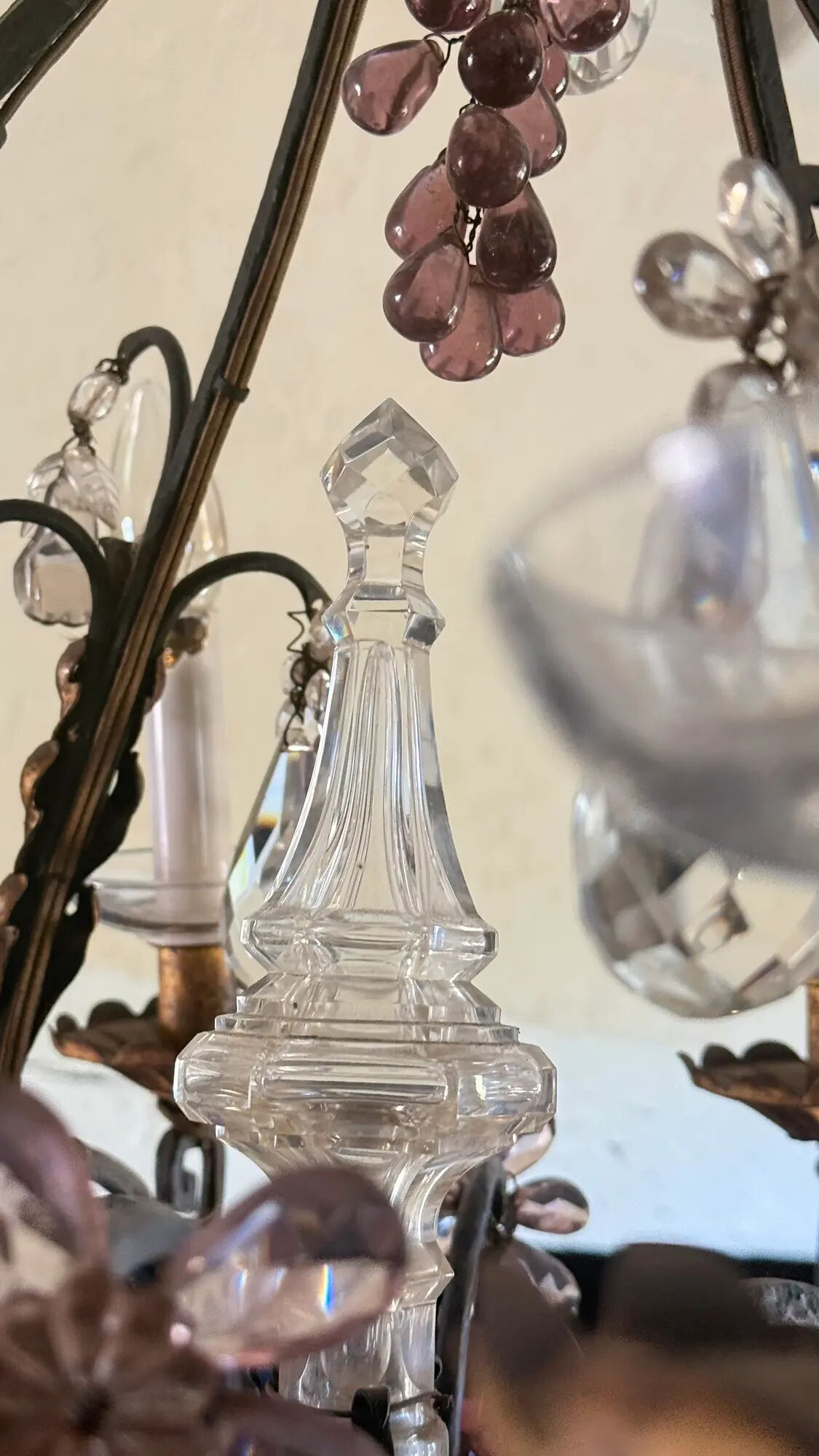 Lustrous chandelier with pendants and glass fruits, Maison Baguès, six lights.