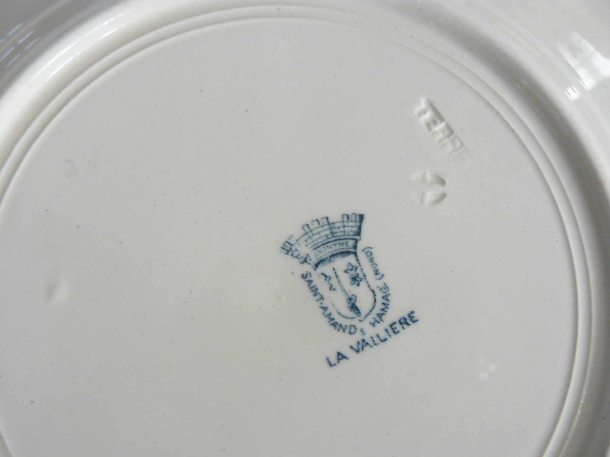 Lot of 4 flat plates, iron earth, St Amand, model "La Vallière"