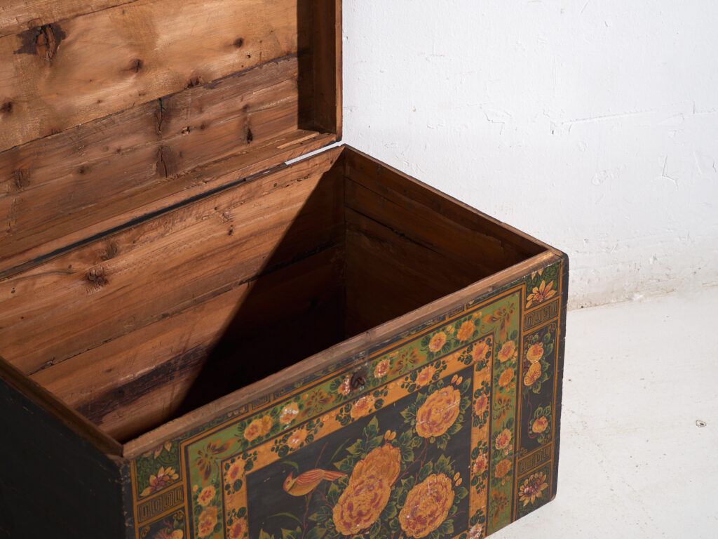 Antique chest painted in pine wood – China, around 1900